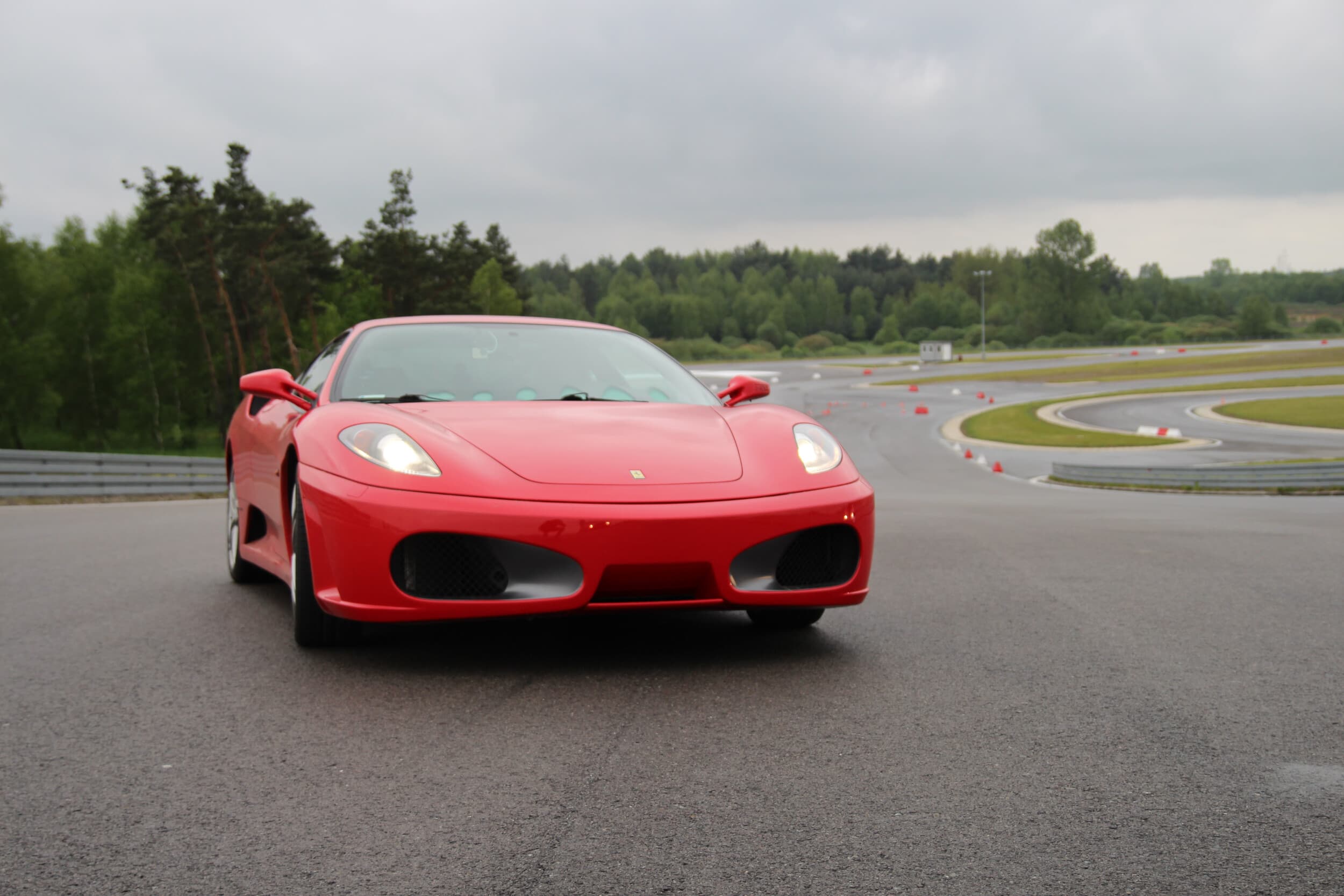 Jazda Ferrari (2 okrążenia) | Wiele Lokalizacji | Wyjątkowy Prezent