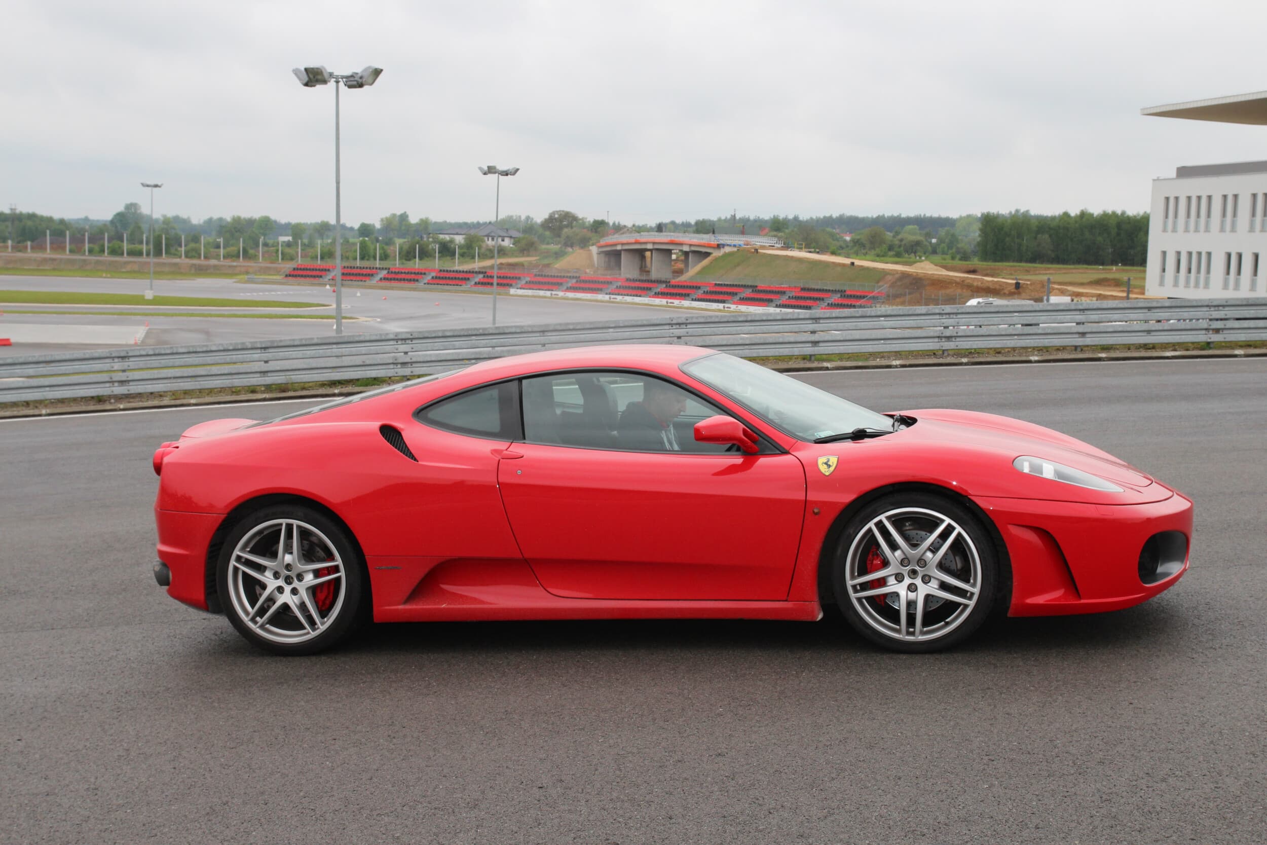 Jazda Ferrari (4 okrążenia) | Wiele Lokalizacji