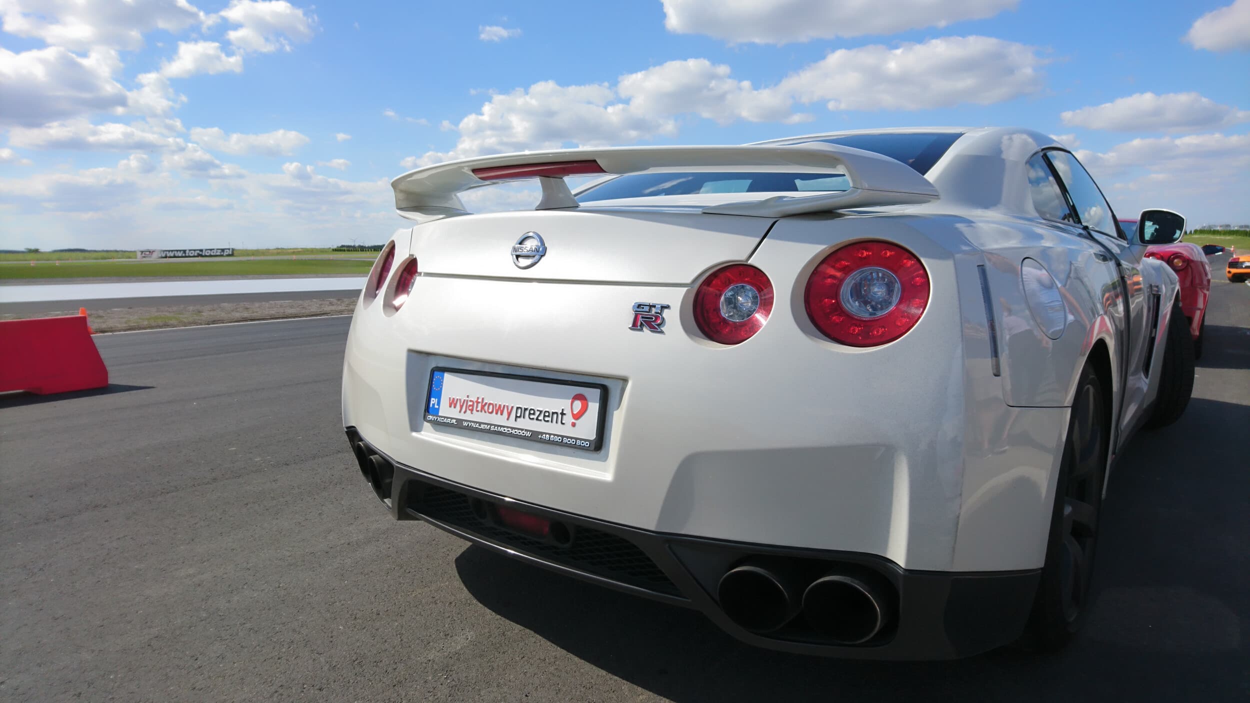 Jazda Nissanem GTR (2 okrążenia) | Wiele Lokalizacji