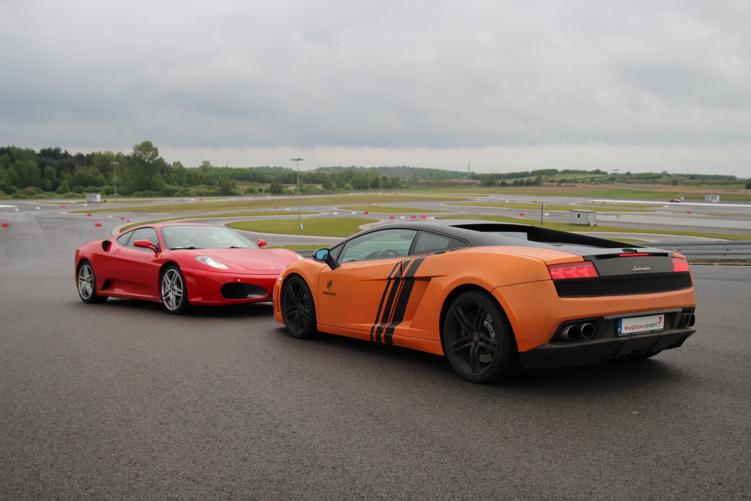 Pojedynek Ferrari vs Lamborghini | 2 okrążenia | Wiele Lokalizacji