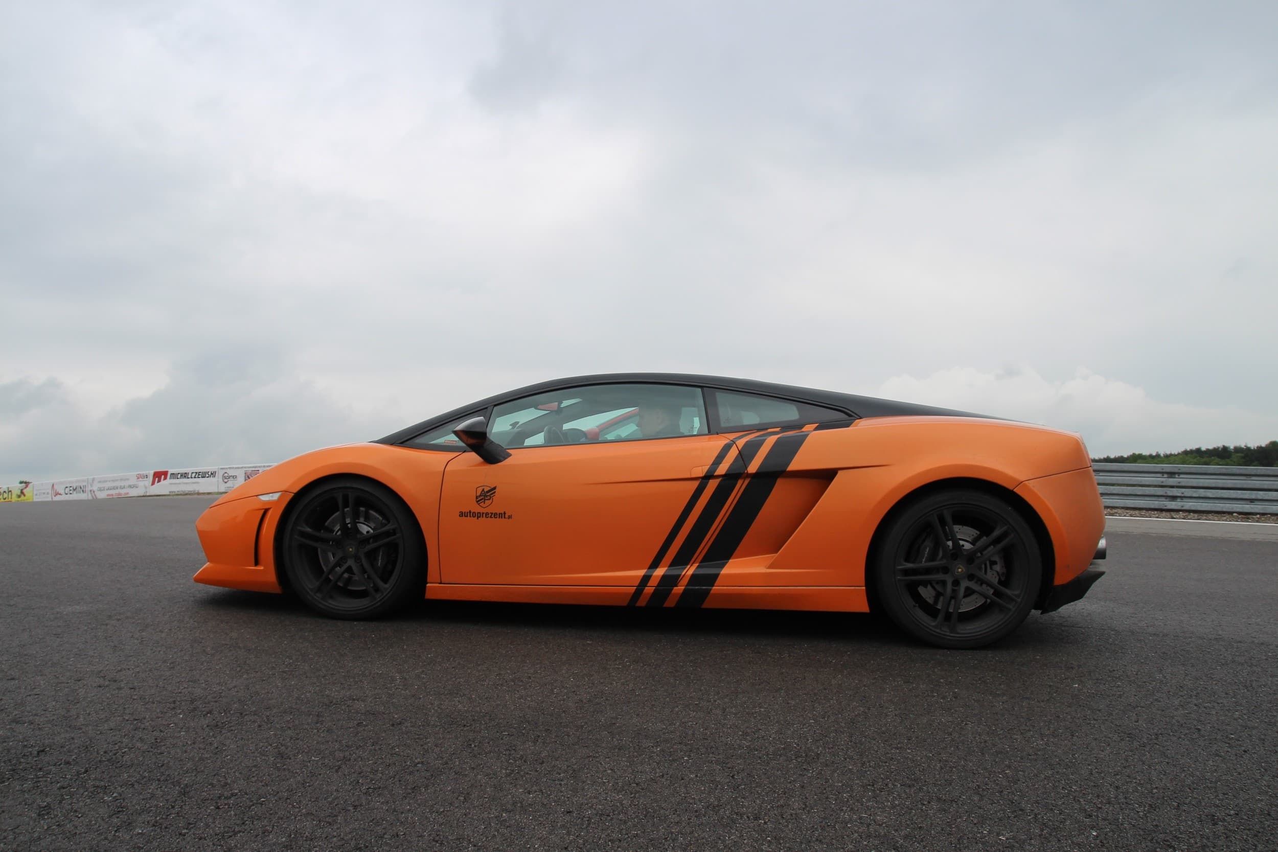 Pojedynek Lamborghini Gallardo vs KTM X-Bow (4 okrążenia) | Wiele Lokalizacji