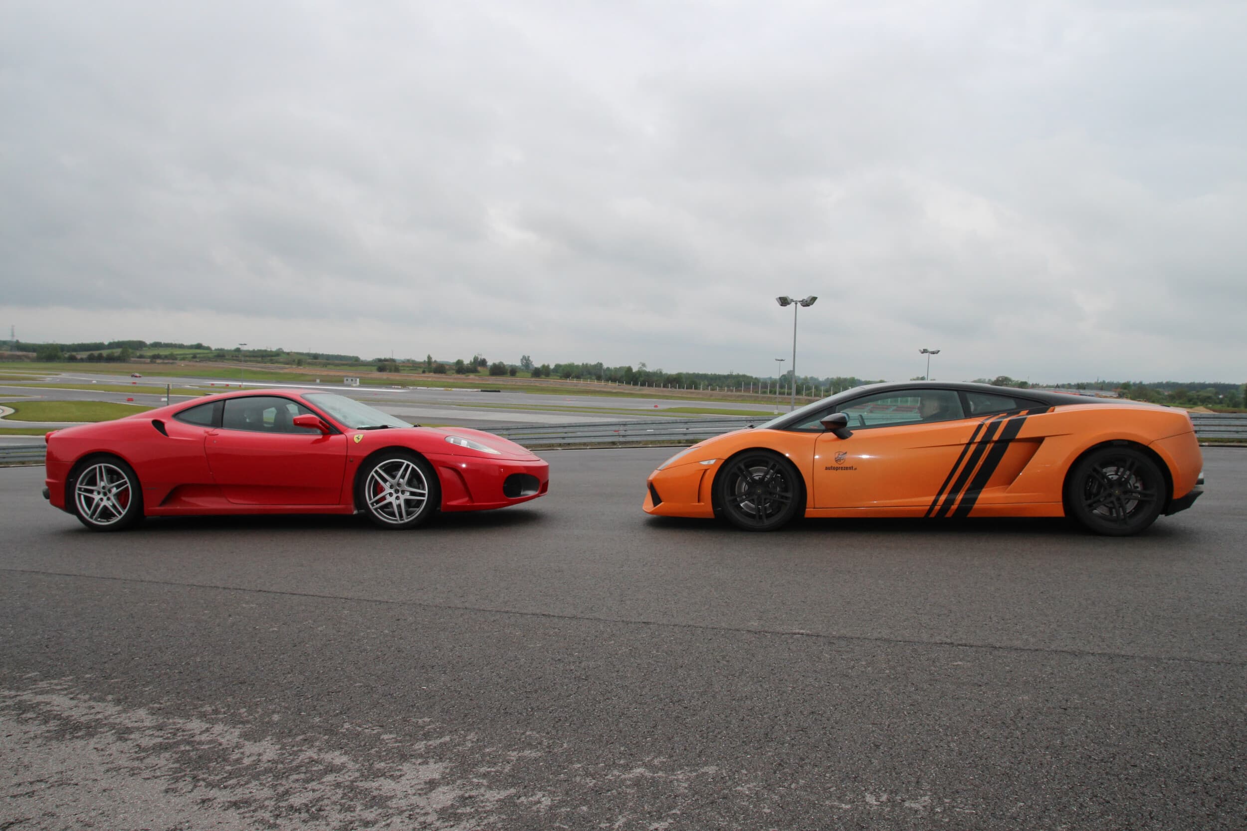 Pojedynek Ferrari vs Lamborghini (4 okrążenia) | Wiele Lokalizacji