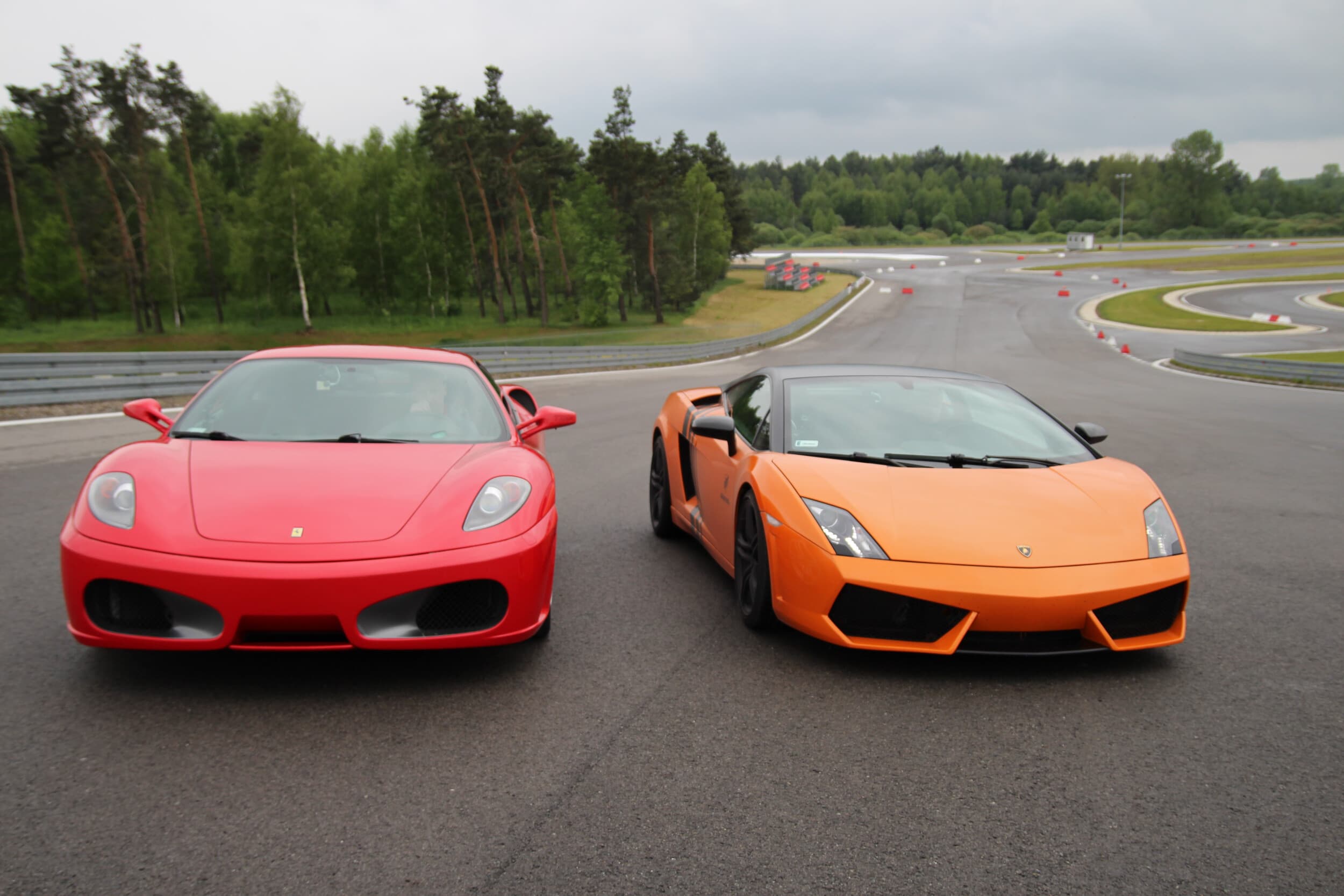 Pojedynek Ferrari vs Lamborghini (4 okrążenia) | Wiele Lokalizacji
