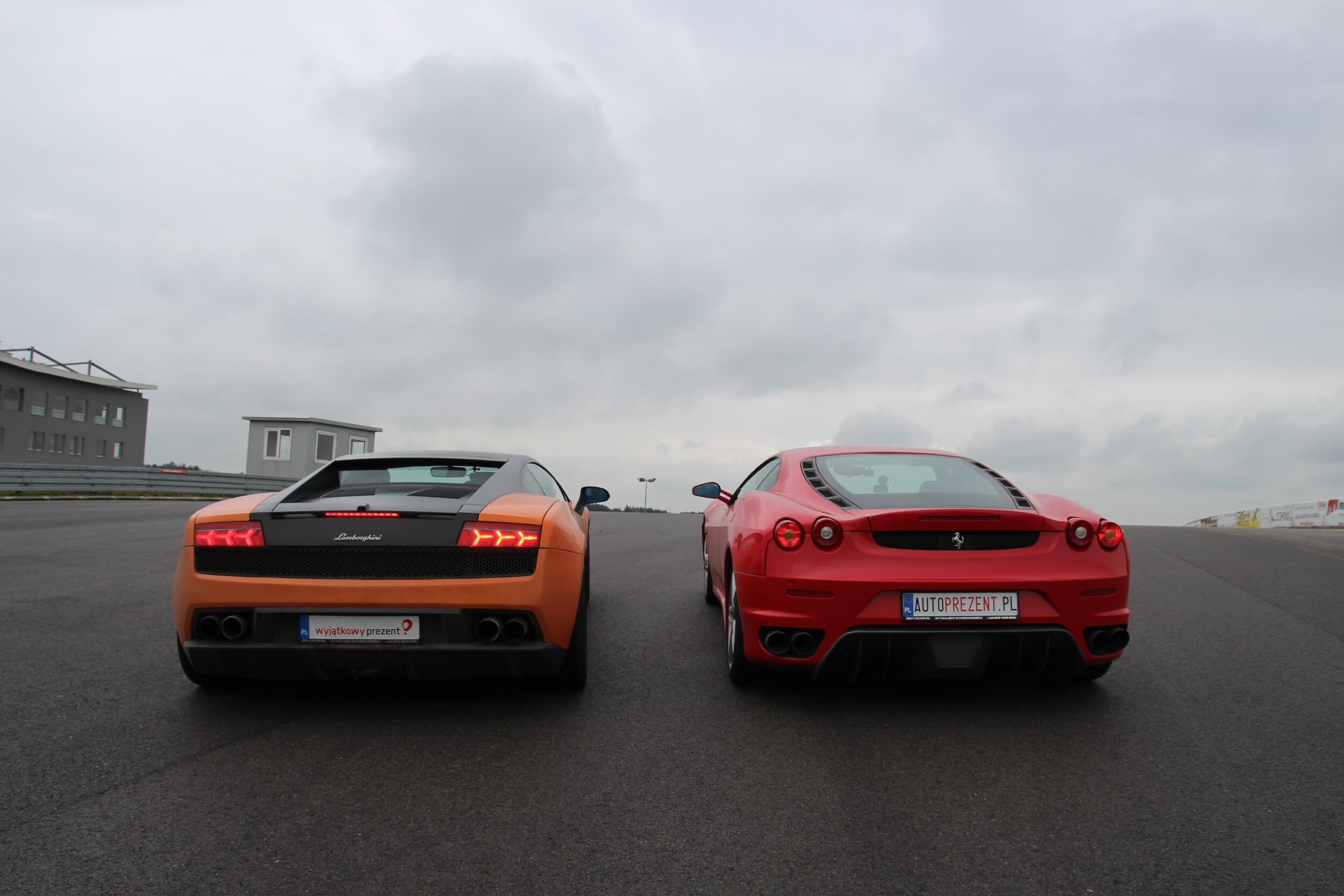 Pojedynek Ferrari vs Lamborghini (4 okrążenia) | Wiele Lokalizacji