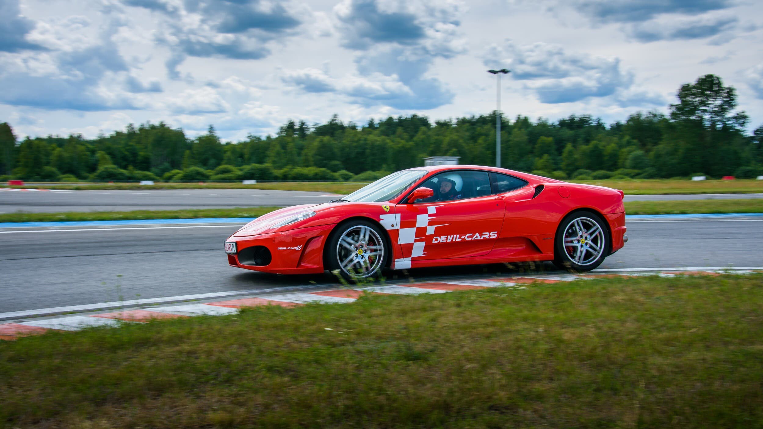 Pojedynek Ferrari vs Ariel Atom (4 okrążenia) | Wiele Lokalizacji  | Wyjątkowy Prezent