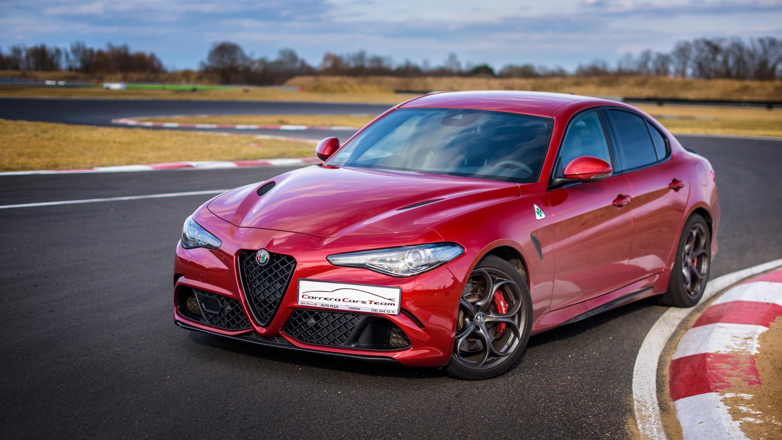 Jazda Alfa Romeo Giulia Quadrifoglio (3 okrążenia) | Wiele lokalizacji 