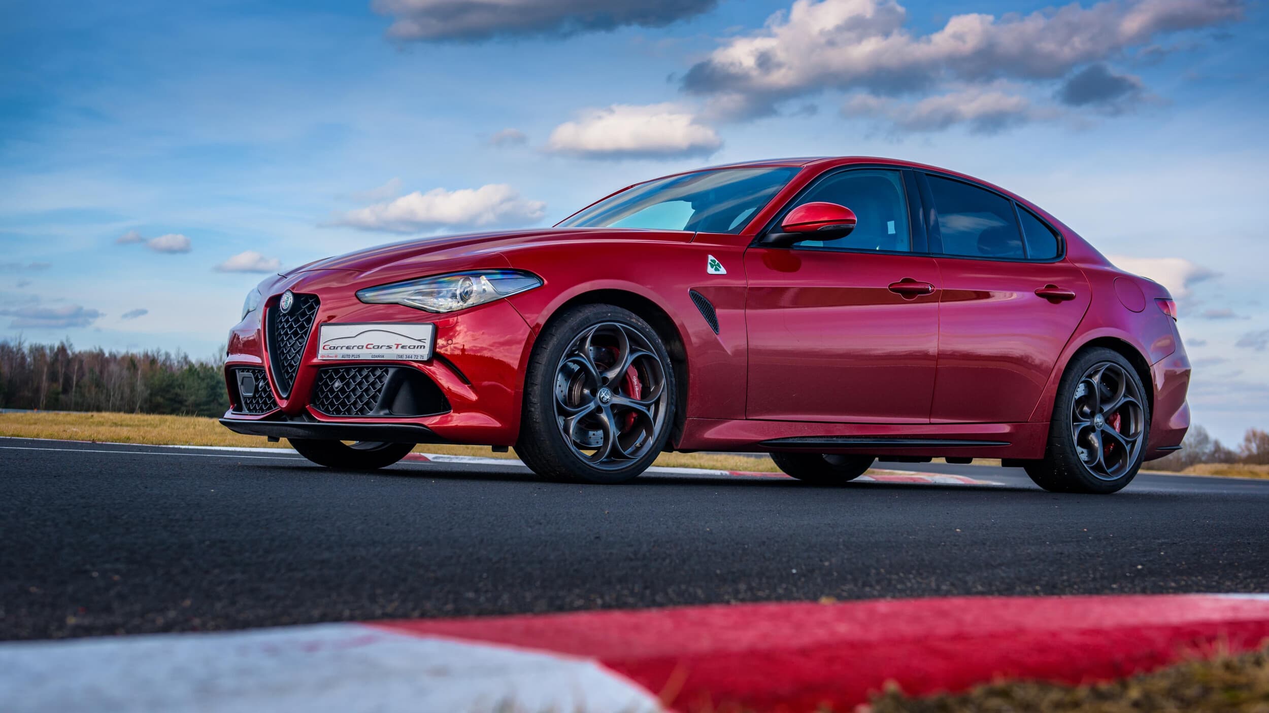 Jazda Alfa Romeo Giulia Quadrifoglio (3 okrążenia) | Wiele lokalizacji 