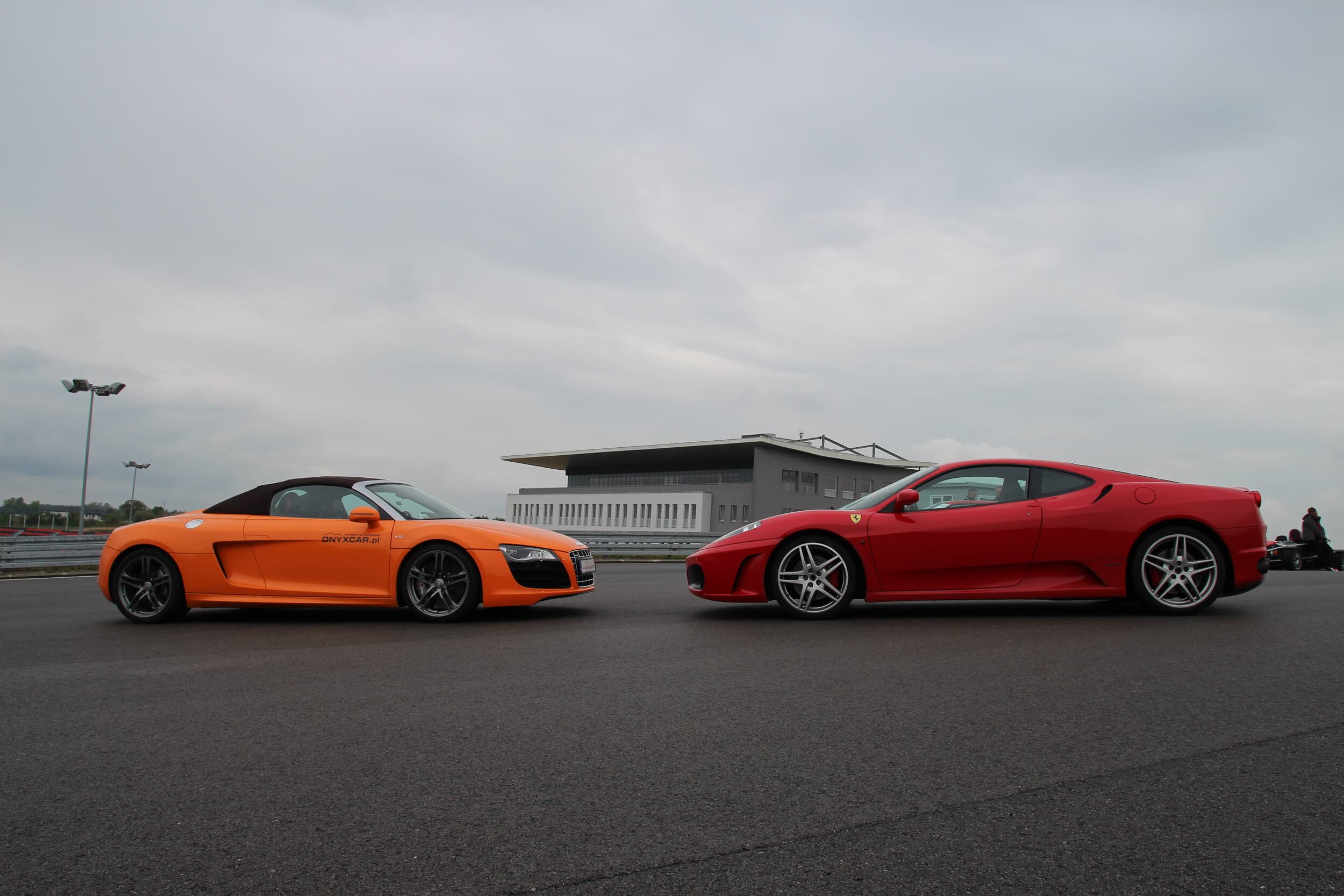 Pojedynek Ferrari F430 vs Audi R8 (2 okrążenia) | Tor Główny