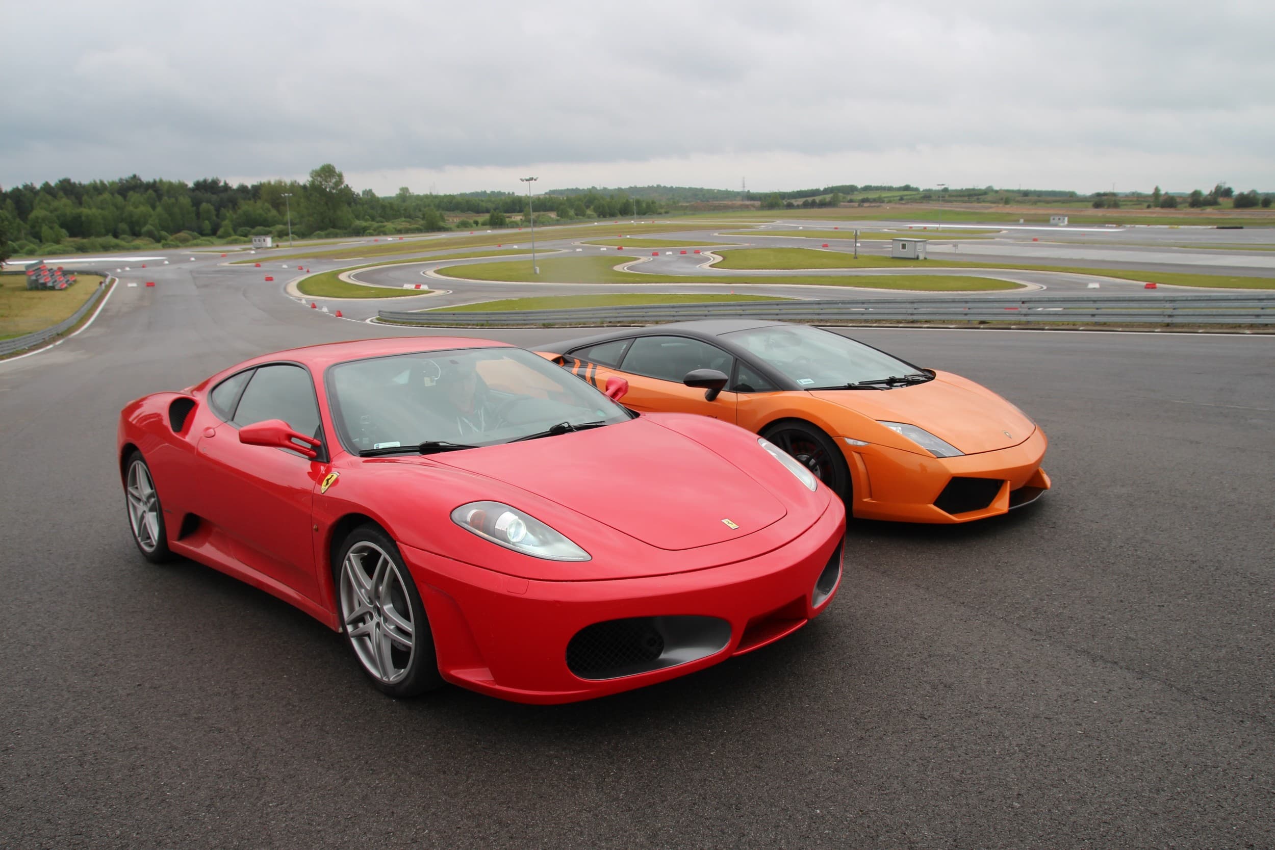 Pojedynek Ferrari F430 vs Lamborghini Gallardo (2 okrążenia) | Tor Główny