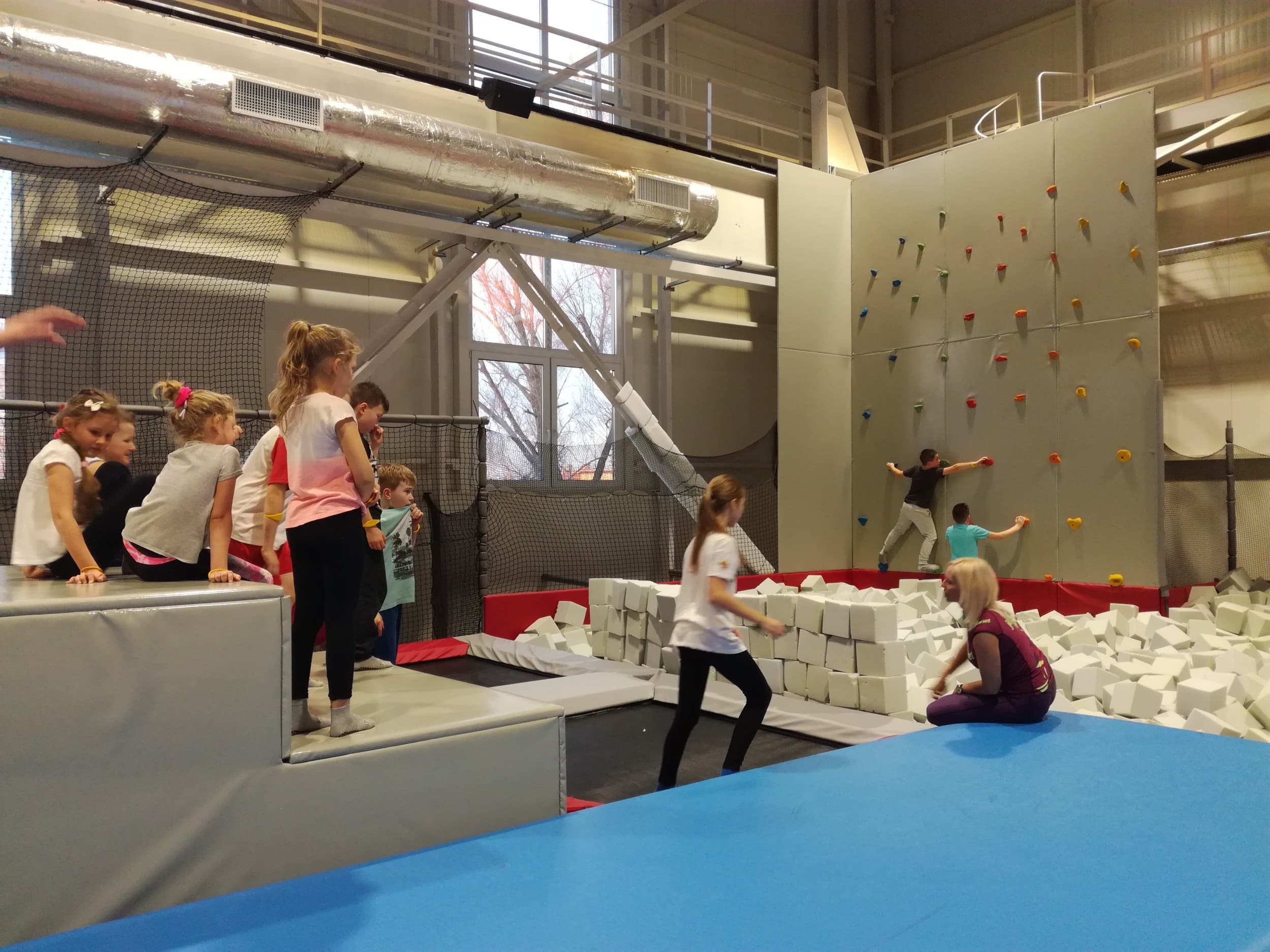 Zabawa w Parku Trampolin dla Rodziny | Kalisz | Wyjątkowy Prezent