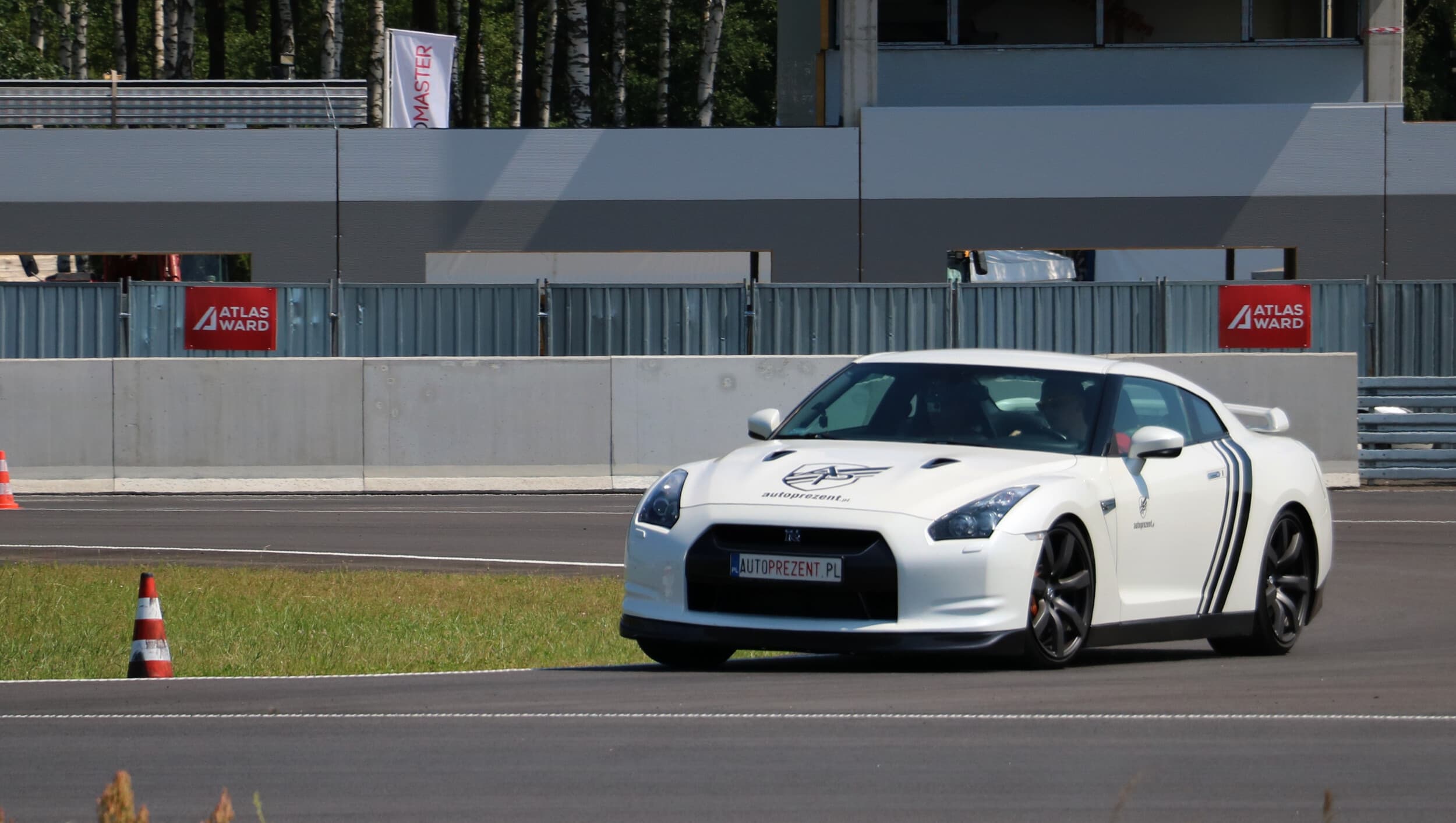Pojedynek Ferrari F430 vs. Nissan GTR | 2 okrążenia | Wiele Lokalizacji | Wyjątkowy Prezent