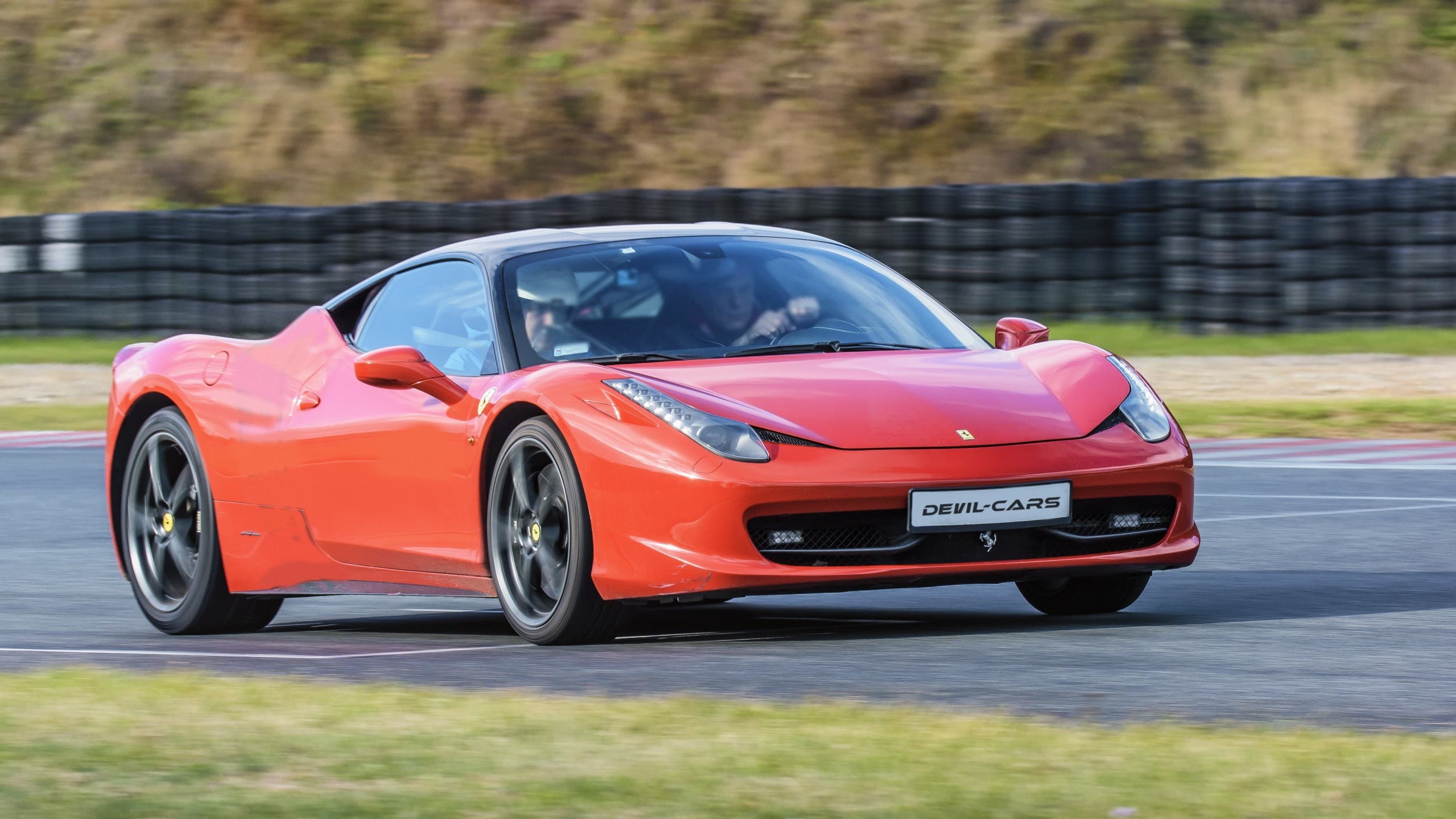 Pojedynek Ferrari 458 Italia vs. Lamborghini Gallardo | 2 okrążenia | Wiele Lokalizacji