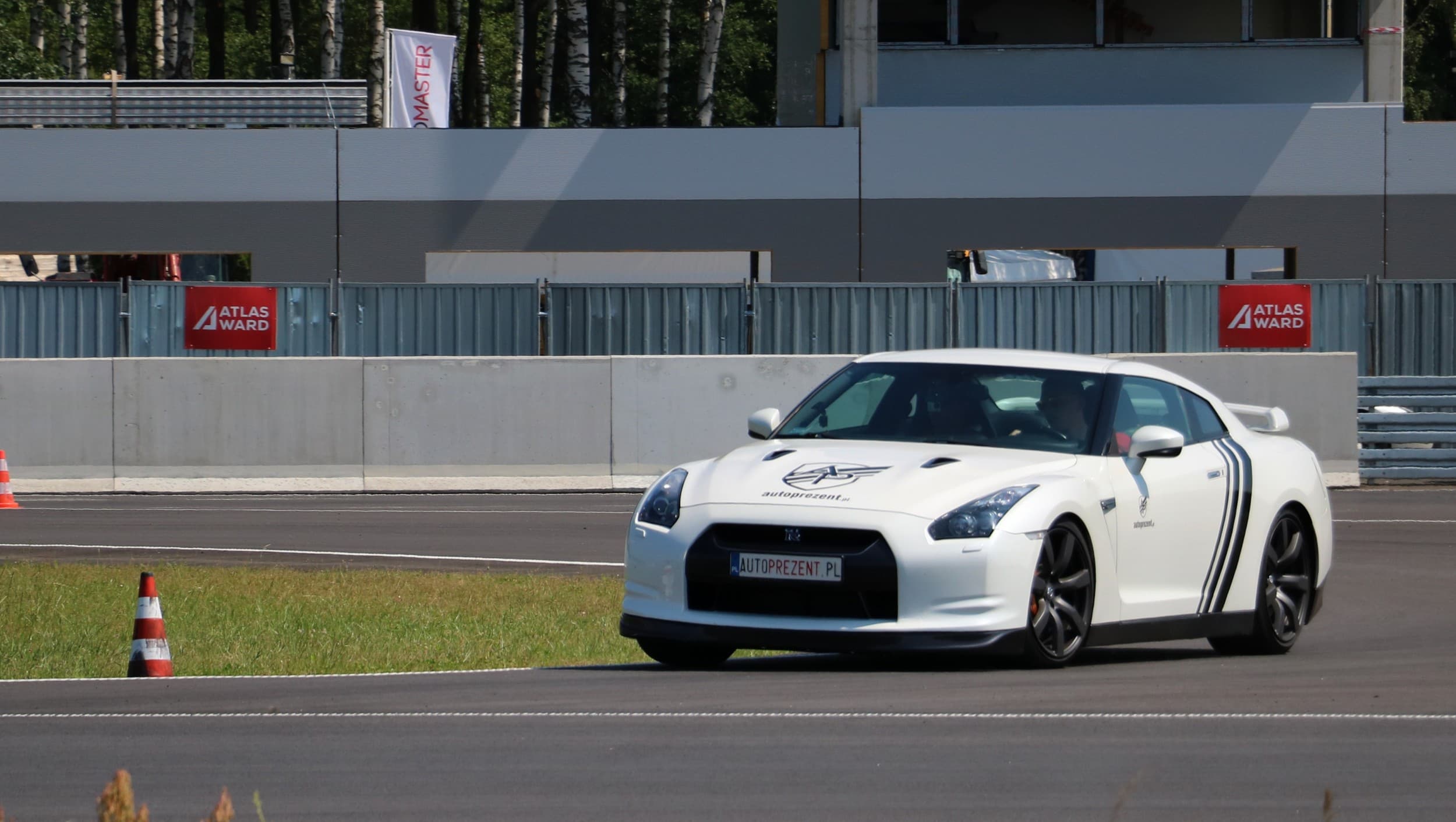 Pojedynek Nissan GTR vs. Ford Mustang | 2 okrążenia | Wiele Lokalizacji | Wyjątkowy Prezent