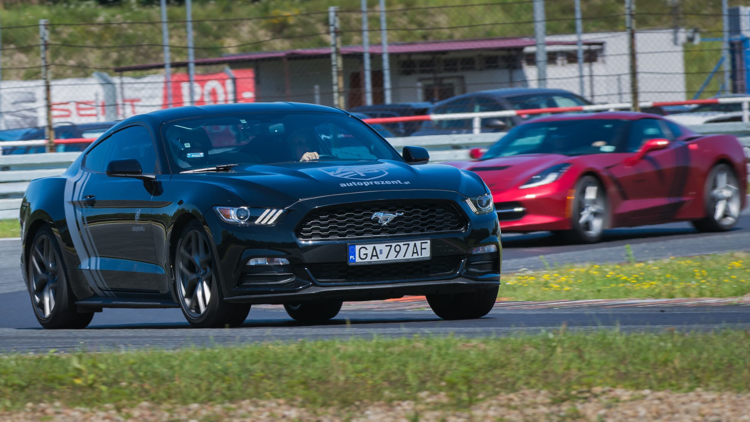 Pojedynek Nissan GTR vs. Ford Mustang | 2 okrążenia | Wiele Lokalizacji | Wyjątkowy Prezent