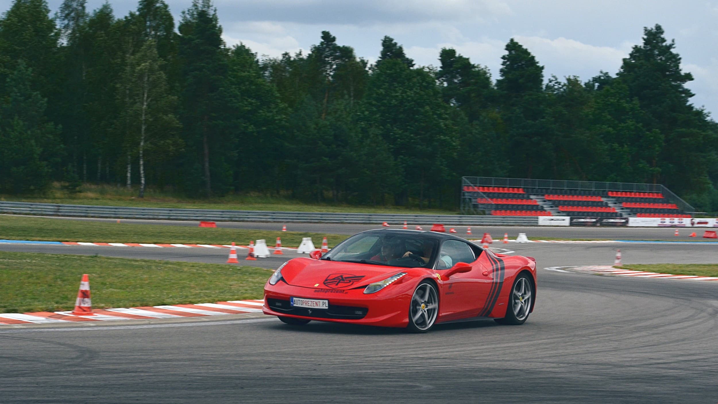 Pojedynek Nissan GTR vs. Ferrari F458 Italia | 2 okrążenia | Tor Główny
