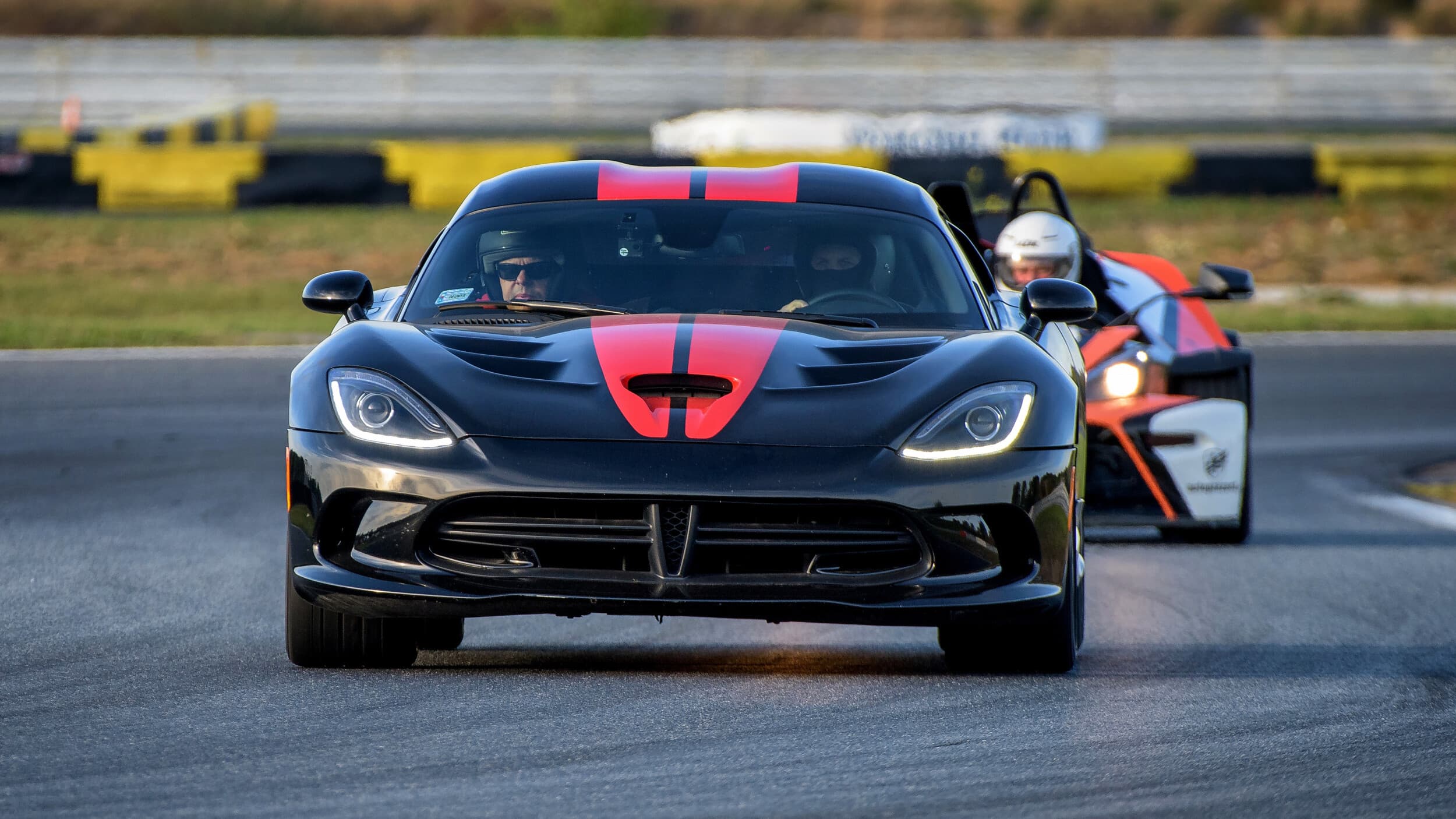 Pojedynek Dodge Viper GTS vs. Corvette C7 | 2 okrążenia | Wiele Lokalizacji