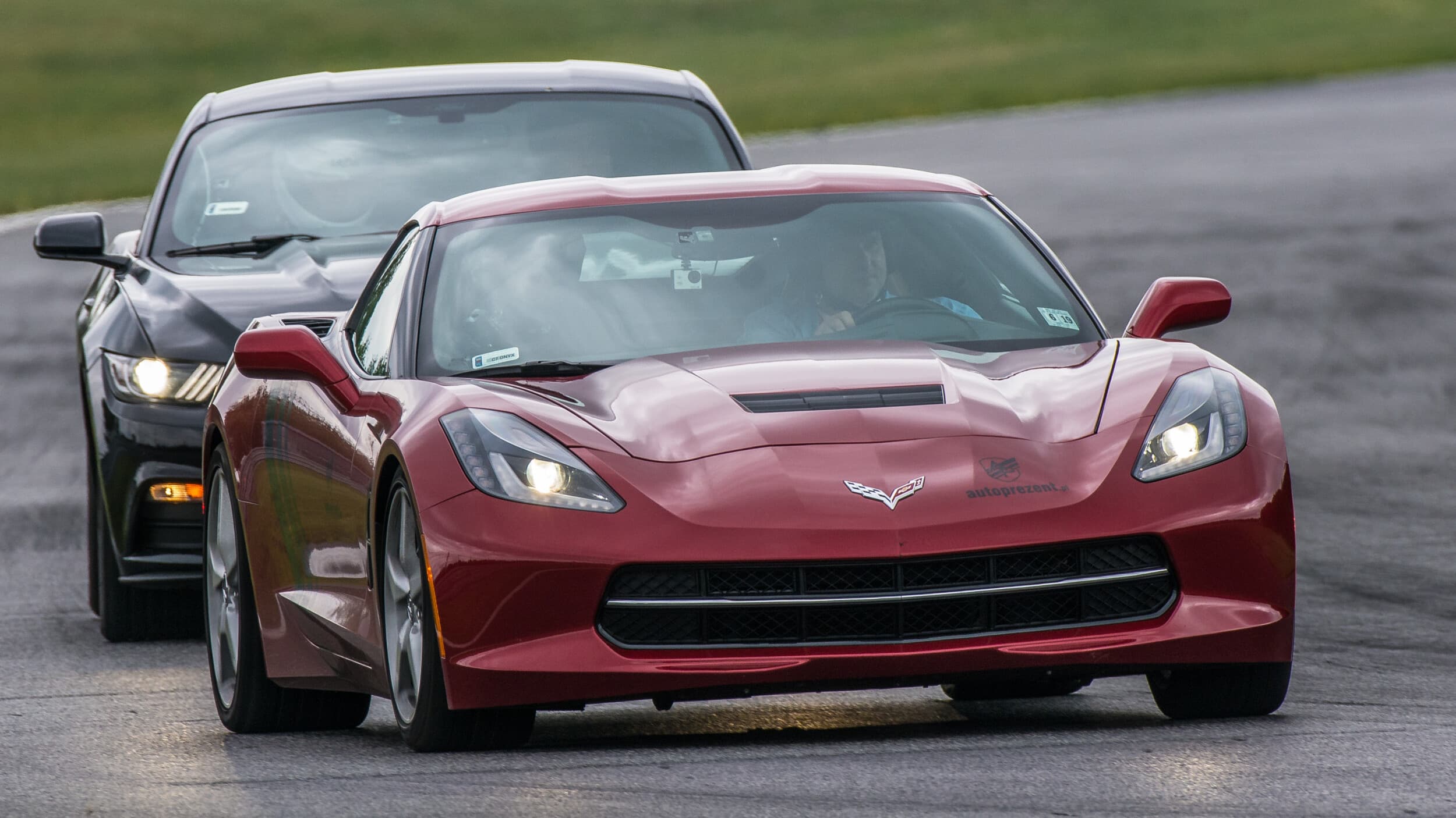 Pojedynek Chevrolet Corvette C7 vs. Ford Mustang | 2 okrążenia | Tor Główny | Wyjątkowy Prezent