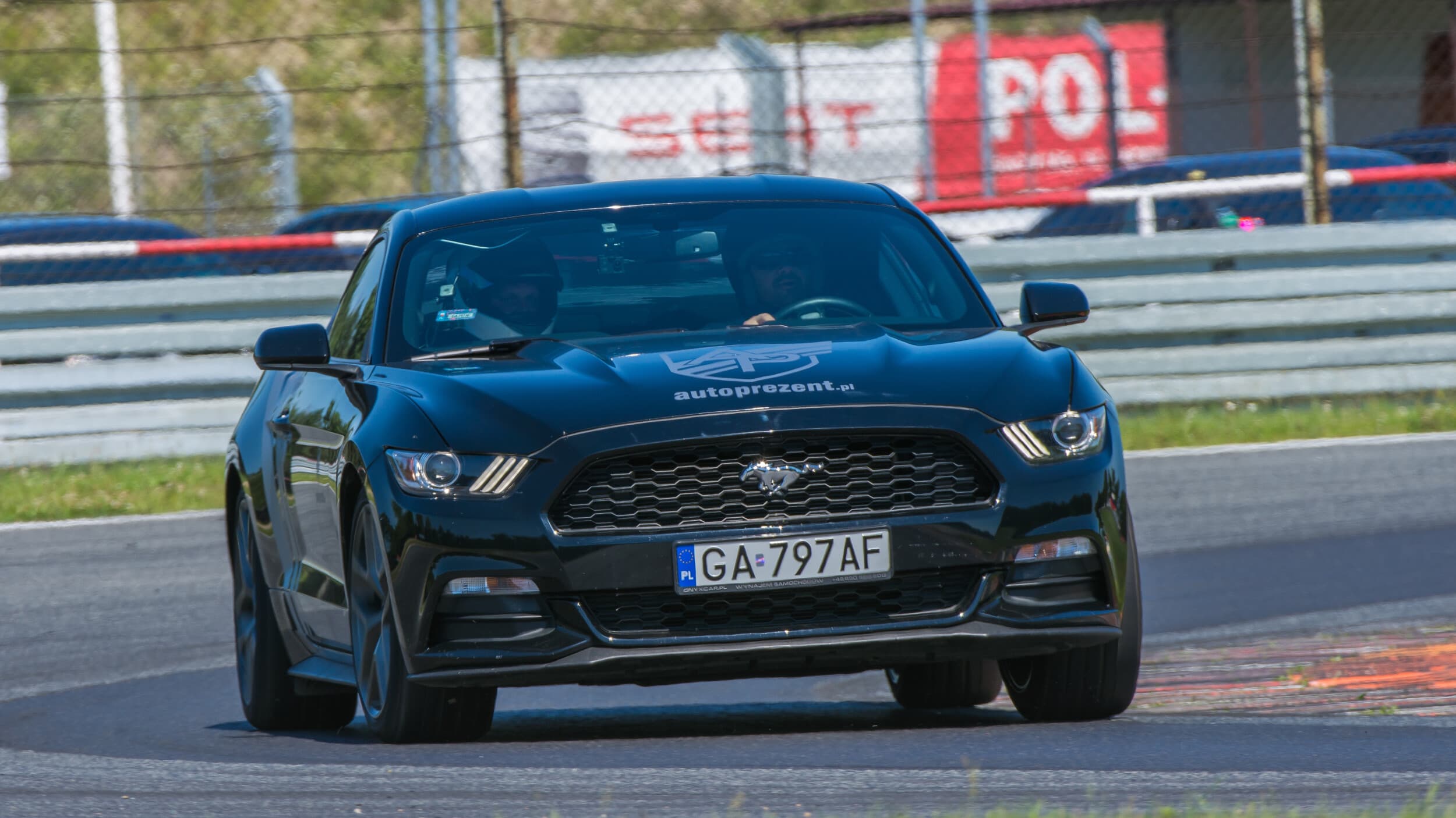 Pojedynek Chevrolet Corvette C7 vs. Ford Mustang | 2 okrążenia | Tor Główny | Wyjątkowy Prezent
