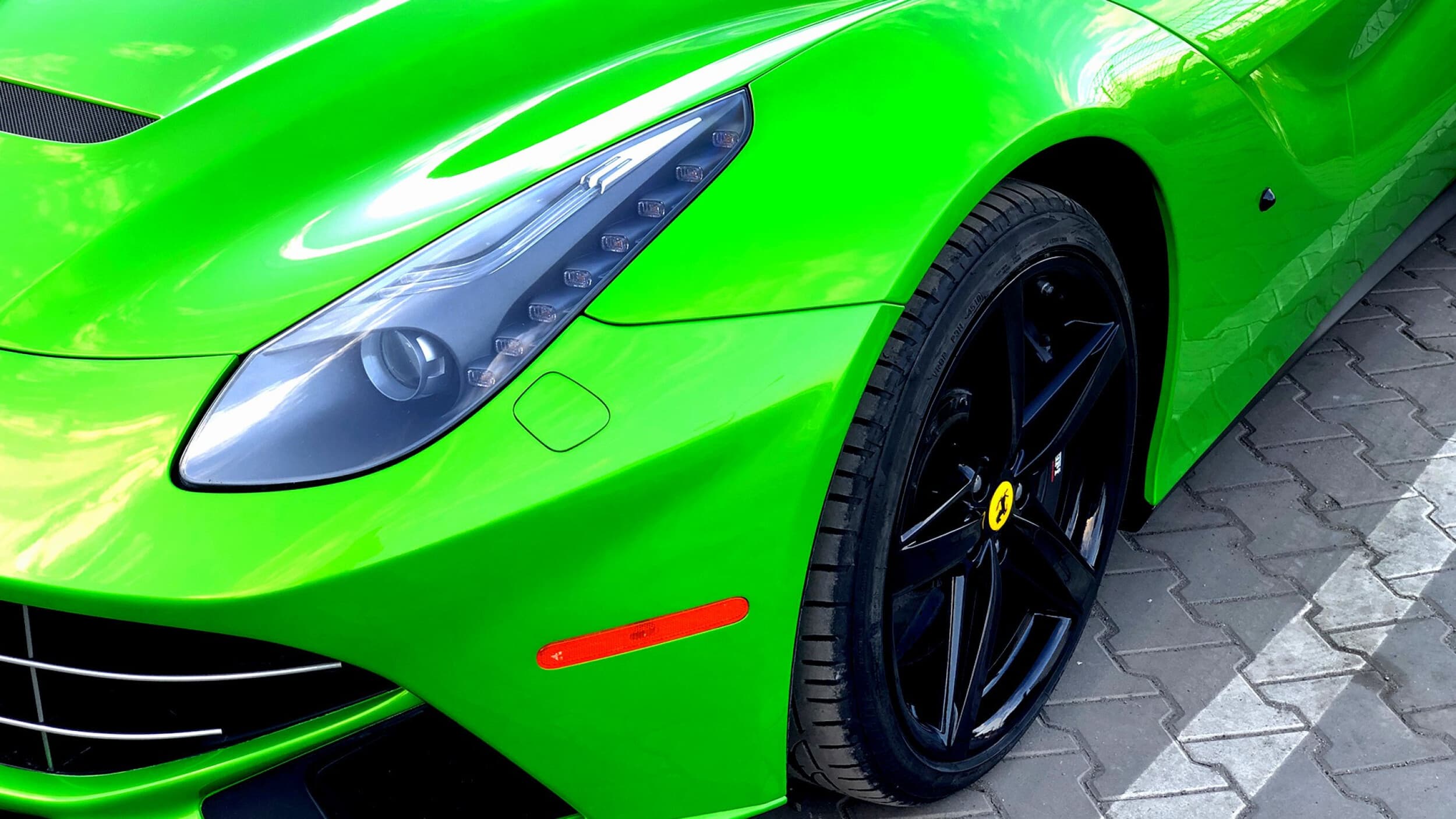 Poprowadź Ferrari F12 Berlinetta | 1 okrążenie | Wiele Lokalizacji | Wyjątkowy Prezent