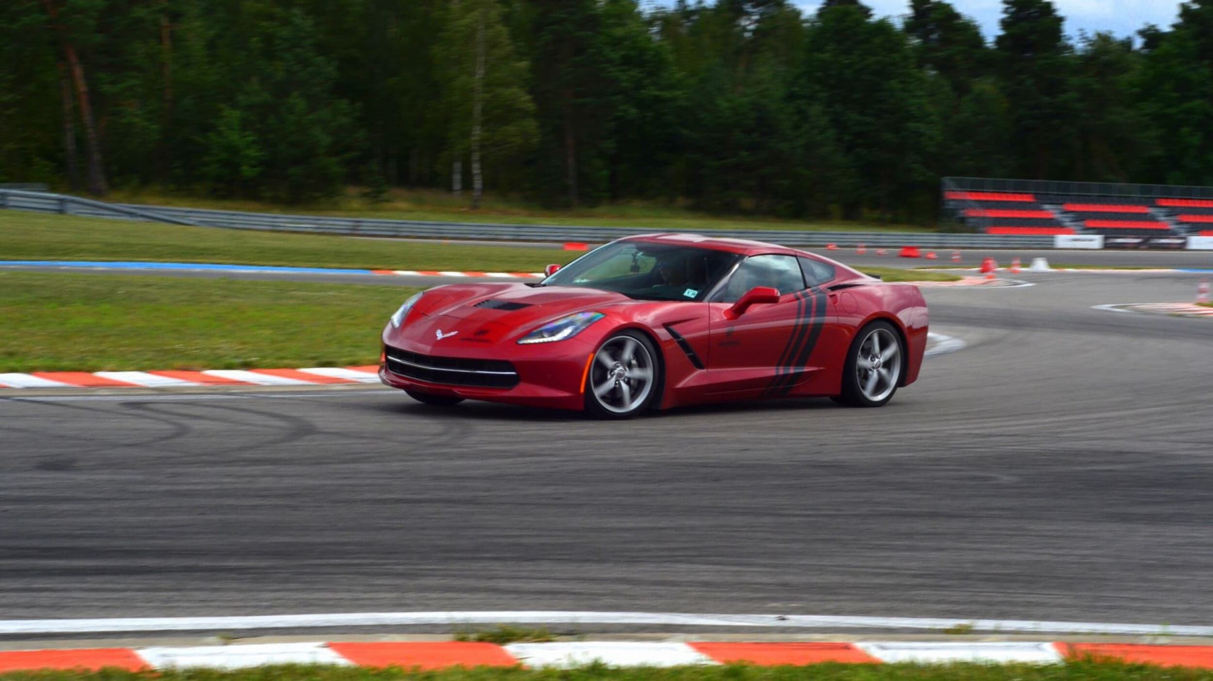 Poprowadź Chevrolet Corvette C7 | 1 okrążenie | Wiele Lokalizacji | Wyjątkowy Prezent