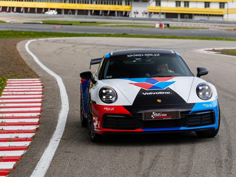 Poprowadź Porsche 911 Carrera 4 (5 okrążeń) | Wiele Lokalizacji