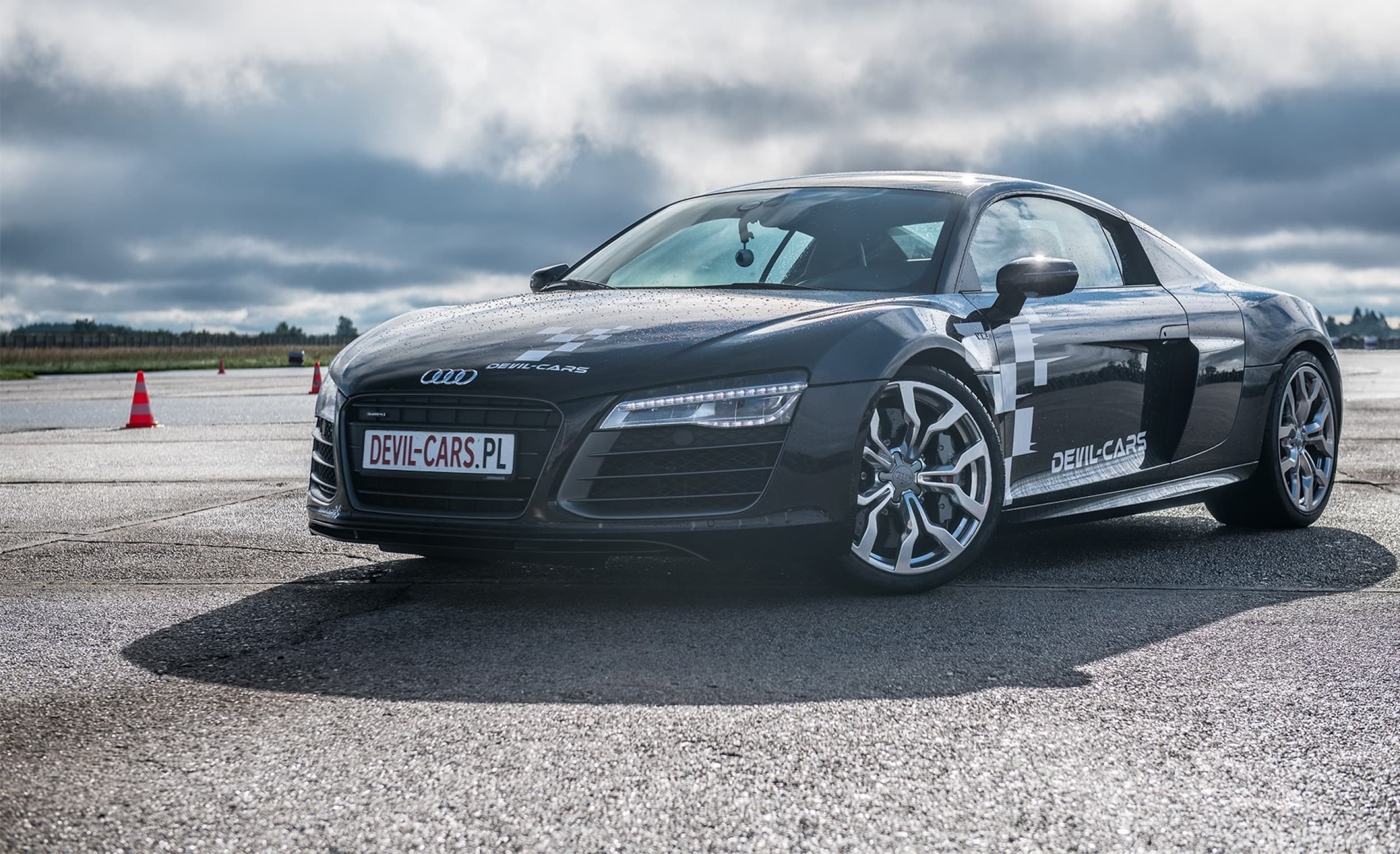 Pojedynek Ferrari F430 vs. Audi R8 V10 | 2 okrążenia | Wiele Lokalizacji | Wyjątkowy Prezent