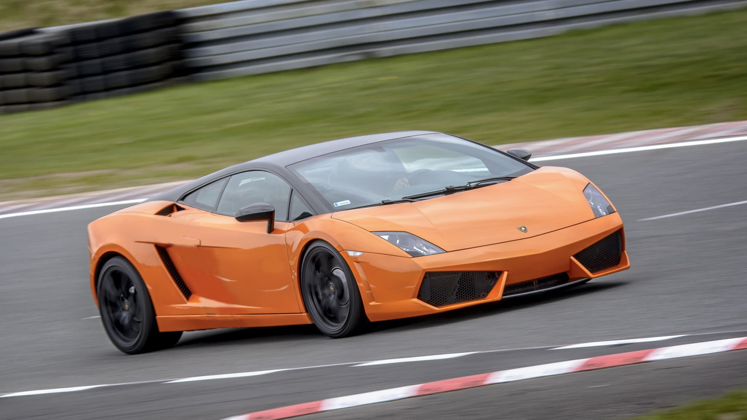 Pojedynek Lamborghini vs. Audi R8 V10 | 2 okrążenia | Wiele Lokalizacji | Wyjątkowy Prezent