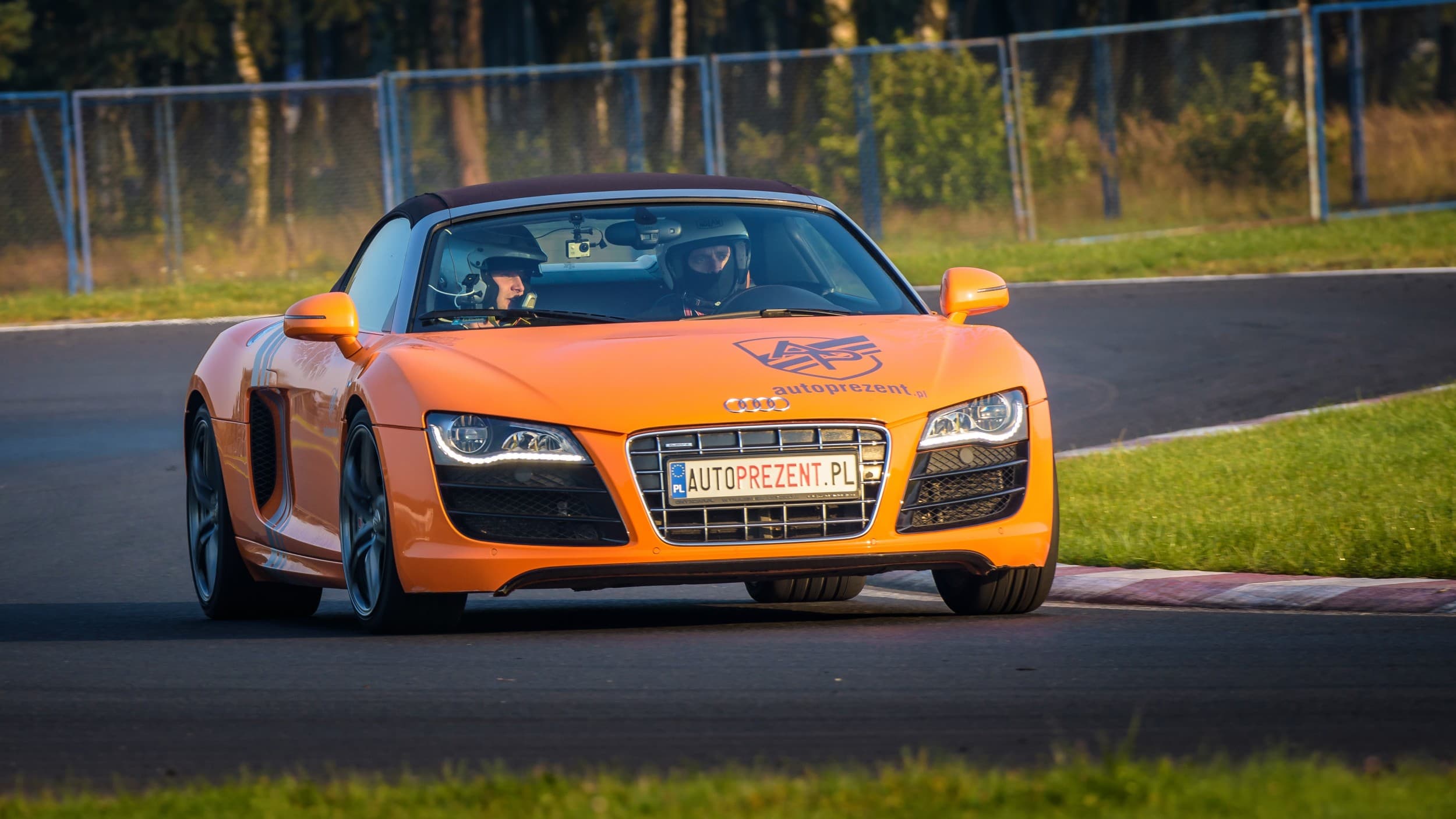 Pojedynek Lamborghini vs. Audi R8 V10 | 2 okrążenia | Wiele Lokalizacji | Wyjątkowy Prezent