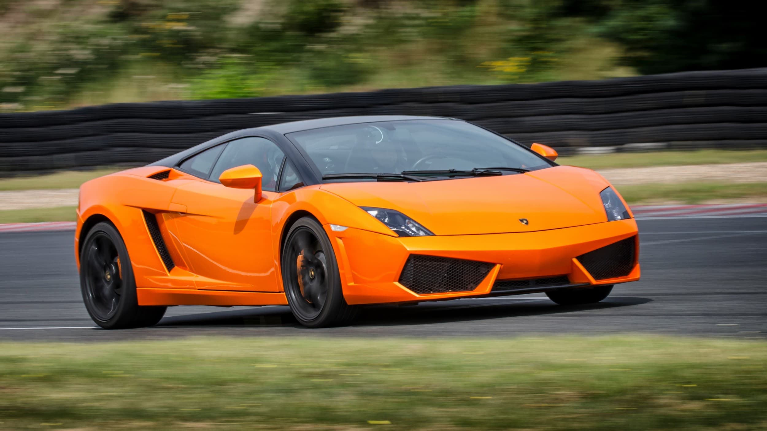 Pojedynek Lamborghini vs. Audi R8 V10 | 2 okrążenia | Wiele Lokalizacji | Wyjątkowy Prezent