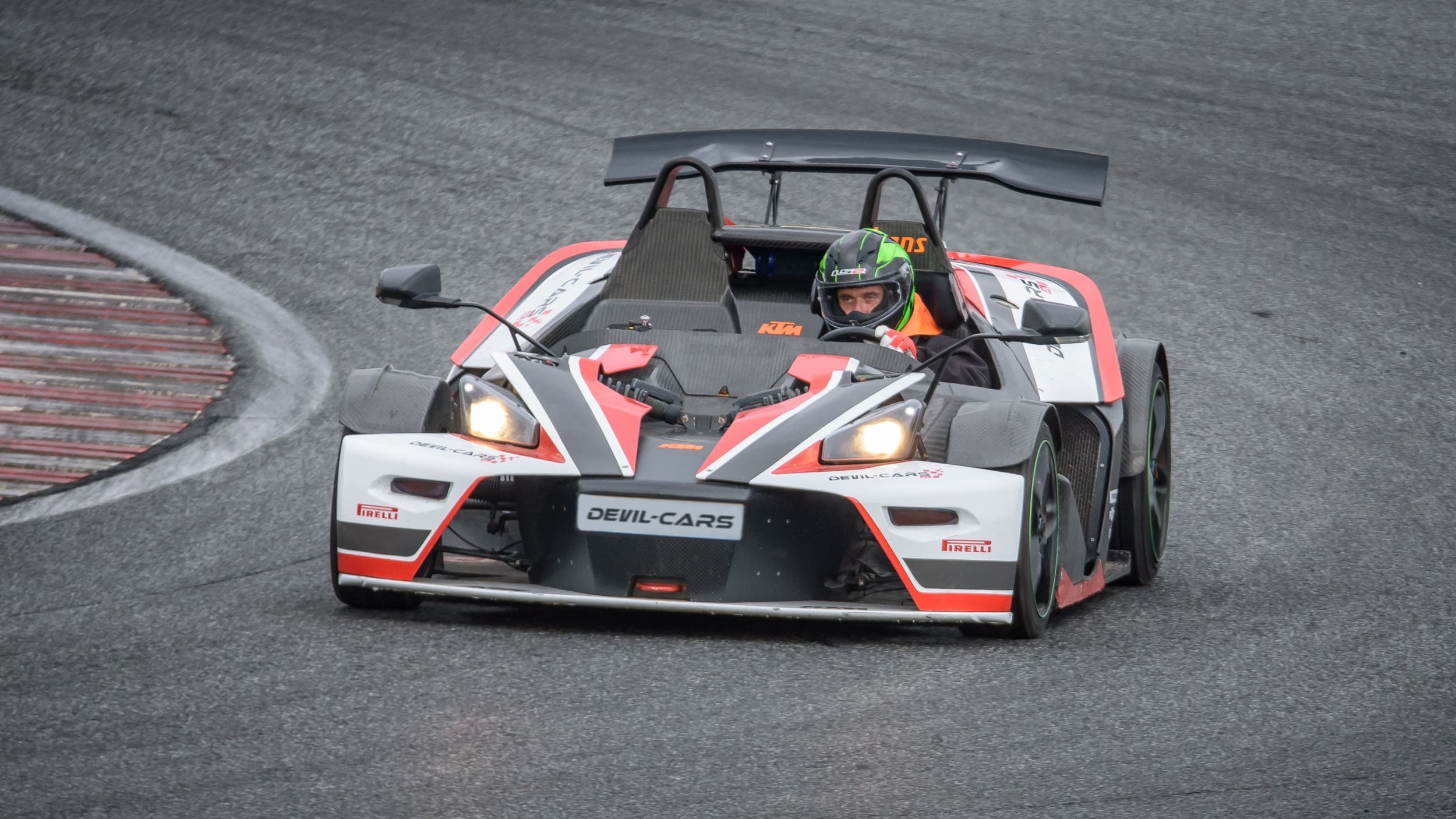 Pojedynek Audi R8 V10 vs. KTM X-Bow | 2 okrążenia | Wiele Lokalizacji
