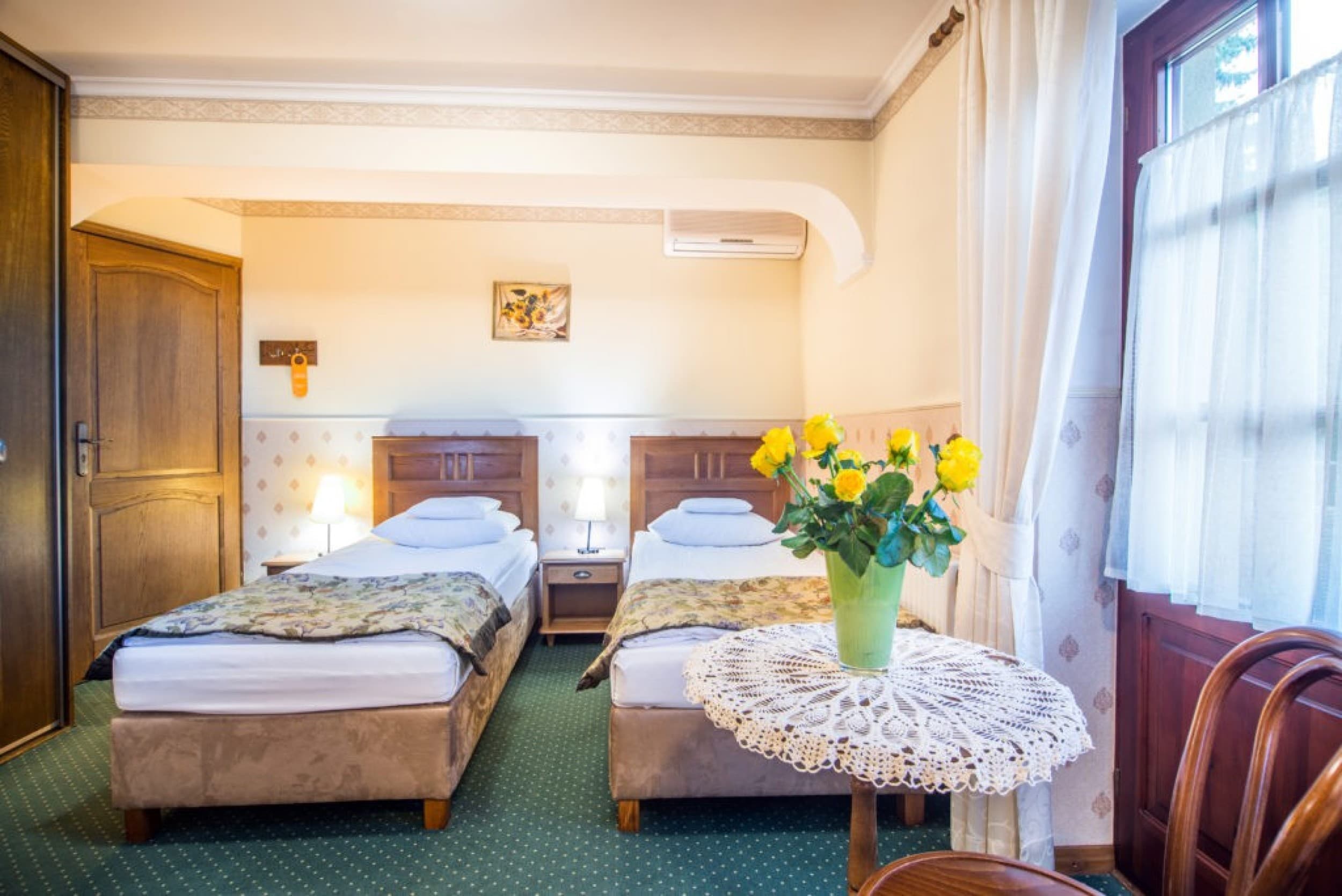 Rekreacyjny Pobyt (1 Noc, 2 Osoby) | Hotel Dwa Księżyce | Kazimierz Dolny | Wyjątkowy Prezent