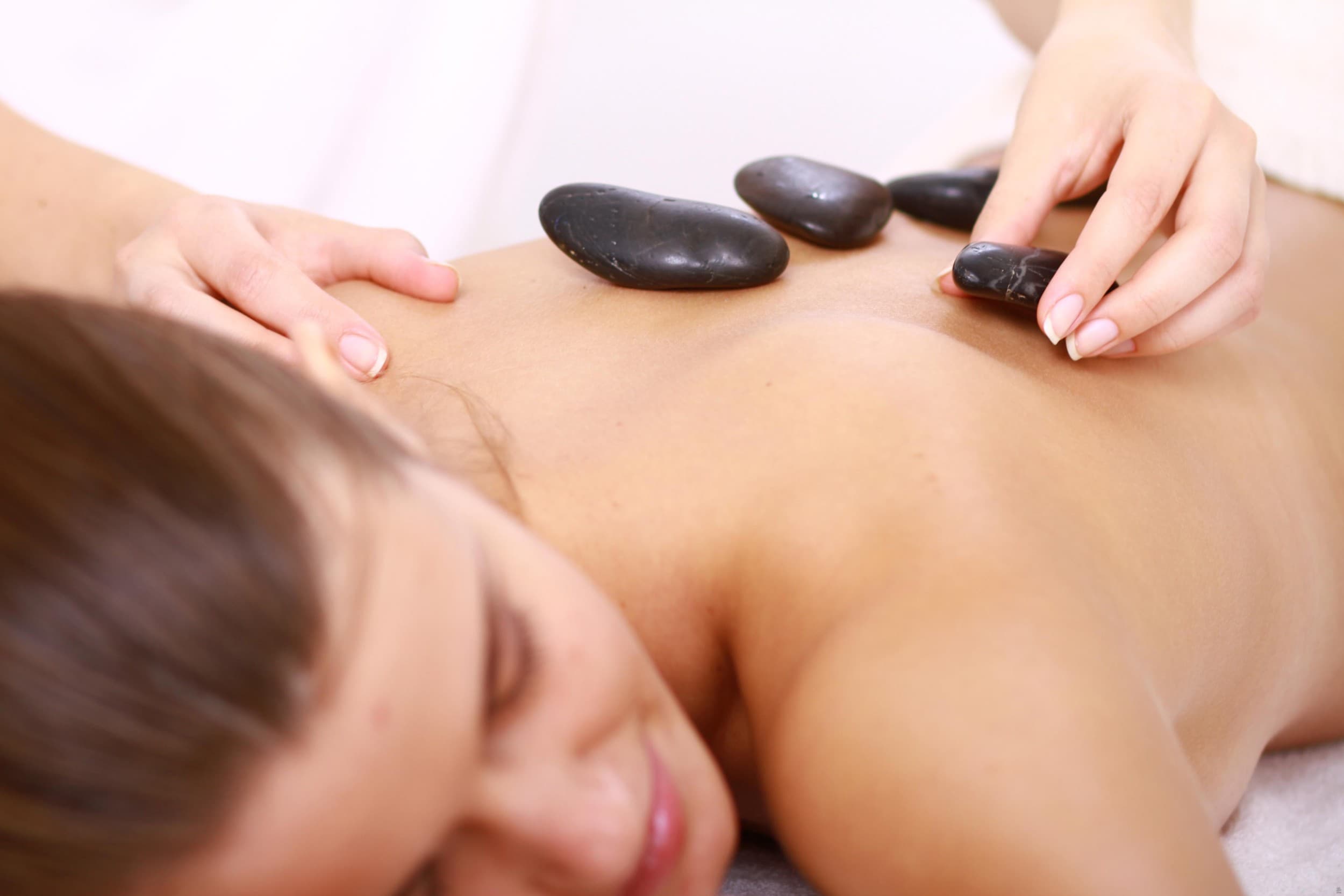 Masaż Gorącymi Kamieniami (70 minut) | Leszno