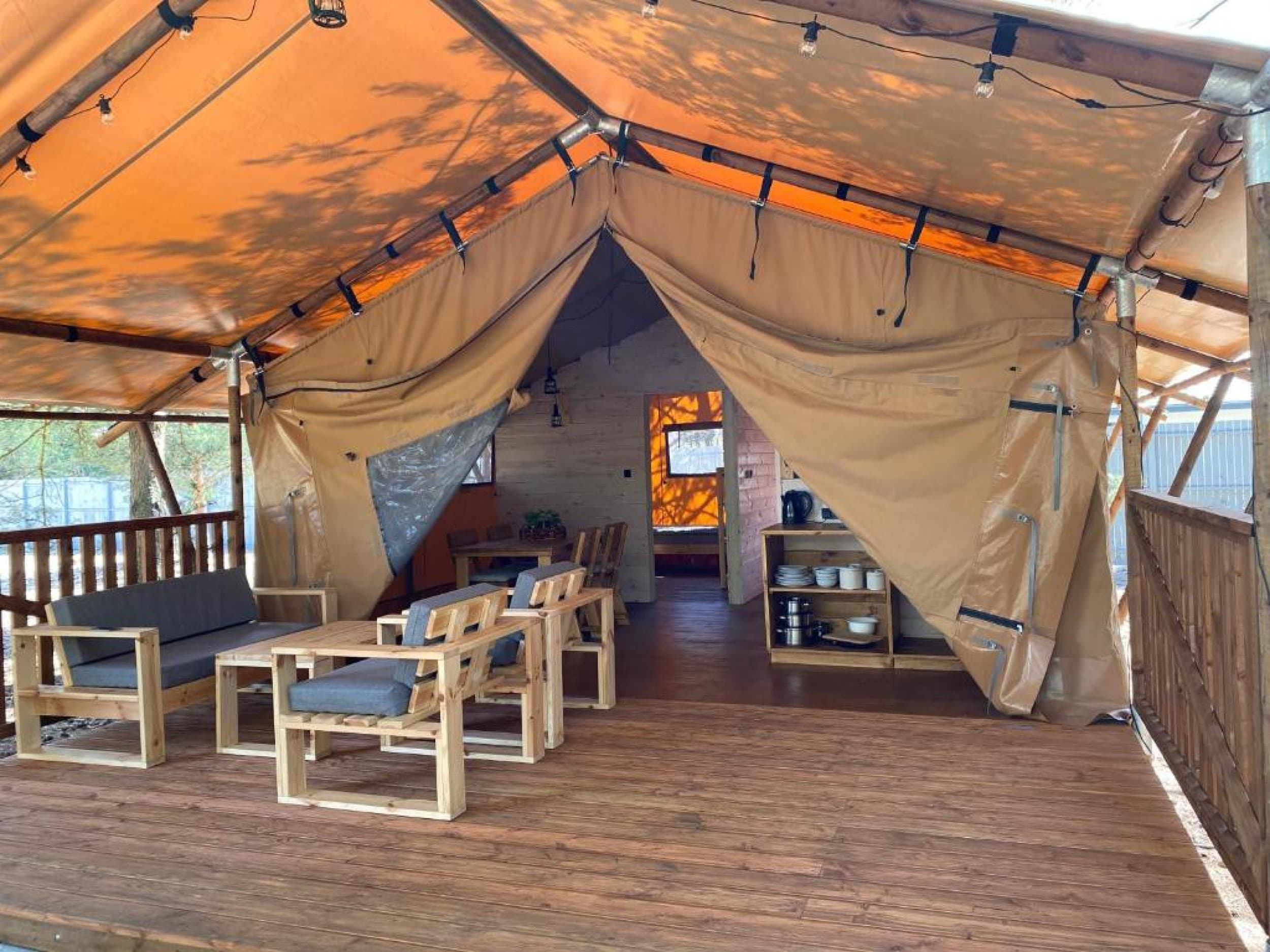 Odprężający Pobyt w Namiocie "Safari"  (4 Noce, 1-4 Osoby) | Glamping Kwiejcówka | Kwiejce | Wyjątkowy Prezent