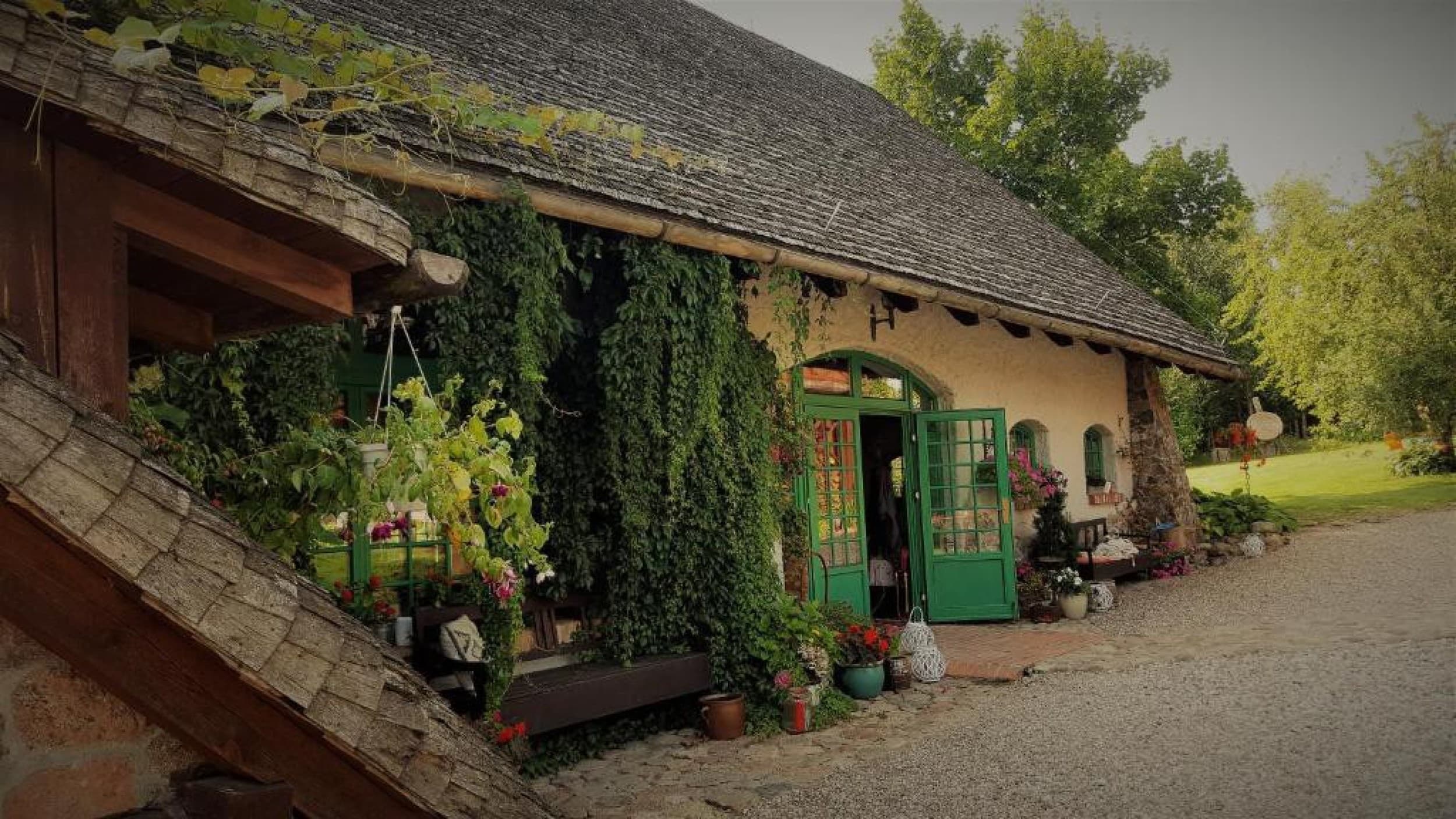 Pobyt w Apartamencie Domu Modrzewiowego (1 Noc, 2 Osoby) | Domy Konesera | Trzcin | Wyjątkowy Prezent