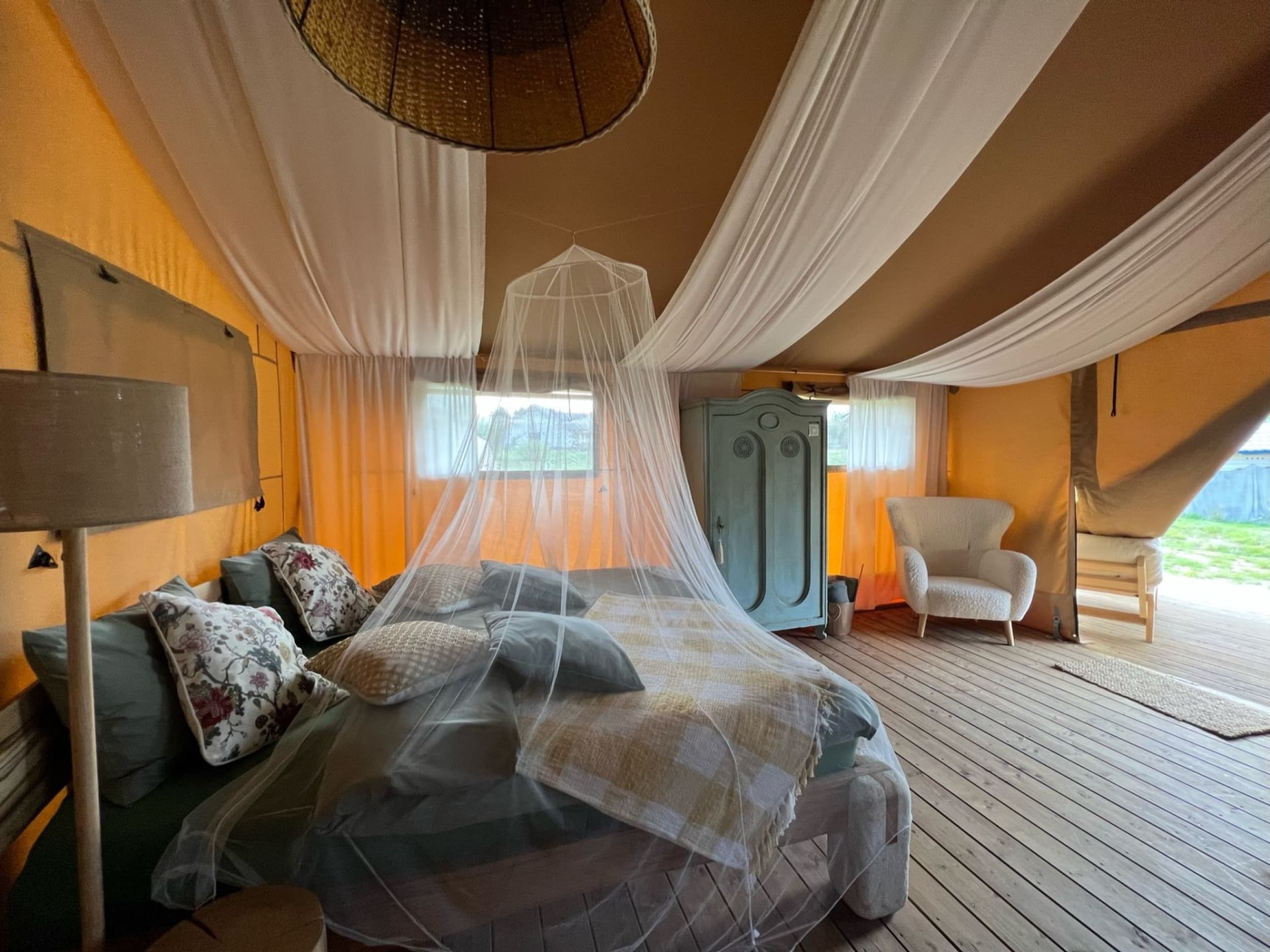 Niezapomniany Pobyt w Namiocie "Safari" 2 Noce, 1-4 Osoby) | Freedolina Glamping | Dormowo | Wyjątkowy Prezent