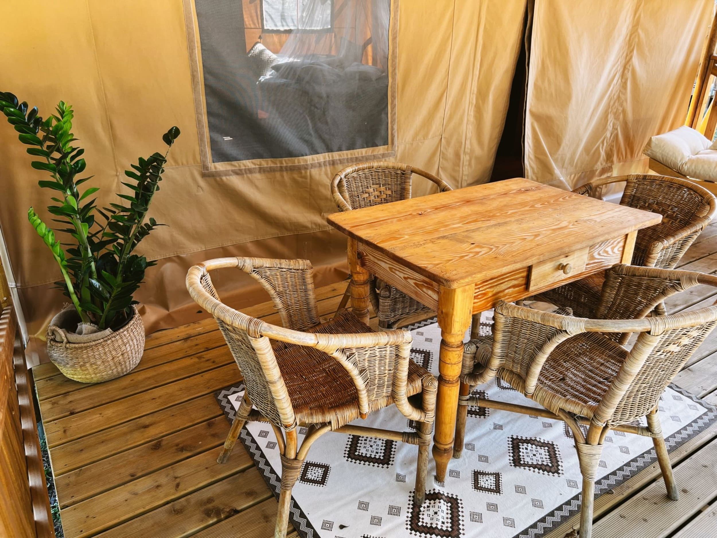 Niezapomniany Pobyt w Namiocie "Safari" 2 Noce, 1-4 Osoby) | Freedolina Glamping | Dormowo | Wyjątkowy Prezent
