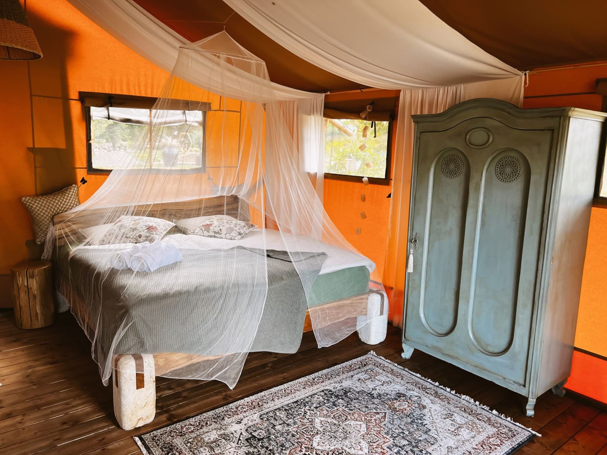 Niezapomniany Pobyt w Namiocie "Safari" 2 Noce, 1-4 Osoby) | Freedolina Glamping | Dormowo | Wyjątkowy Prezent