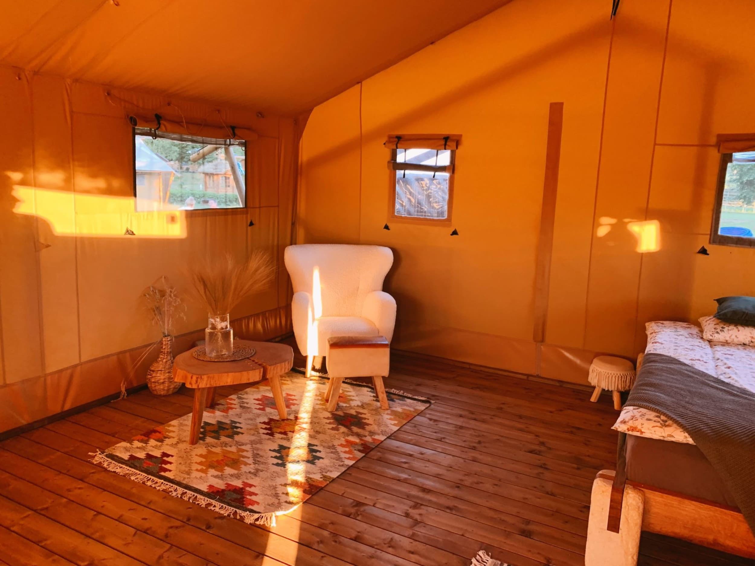 Niezapomniany Pobyt w Namiocie "Safari" 2 Noce, 1-4 Osoby) | Freedolina Glamping | Dormowo | Wyjątkowy Prezent