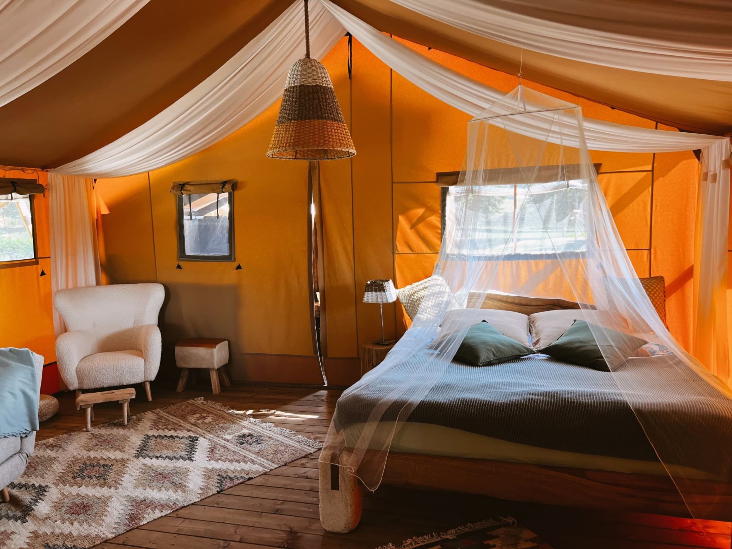 Niezapomniany Pobyt w Namiocie "Safari" 2 Noce, 1-4 Osoby) | Freedolina Glamping | Dormowo | Wyjątkowy Prezent
