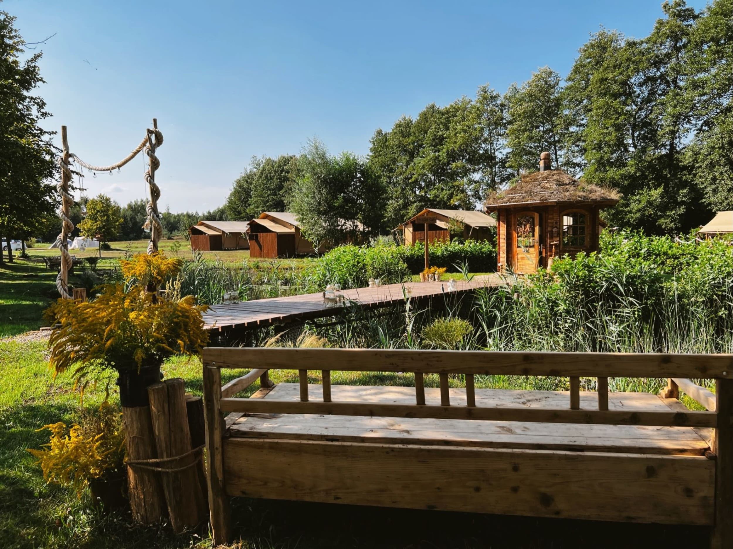 Romantyczny Pobyt w Namiocie na Wodzie (2 Noce, 2 Osoby) | Freedolina Glamping | Dormowo