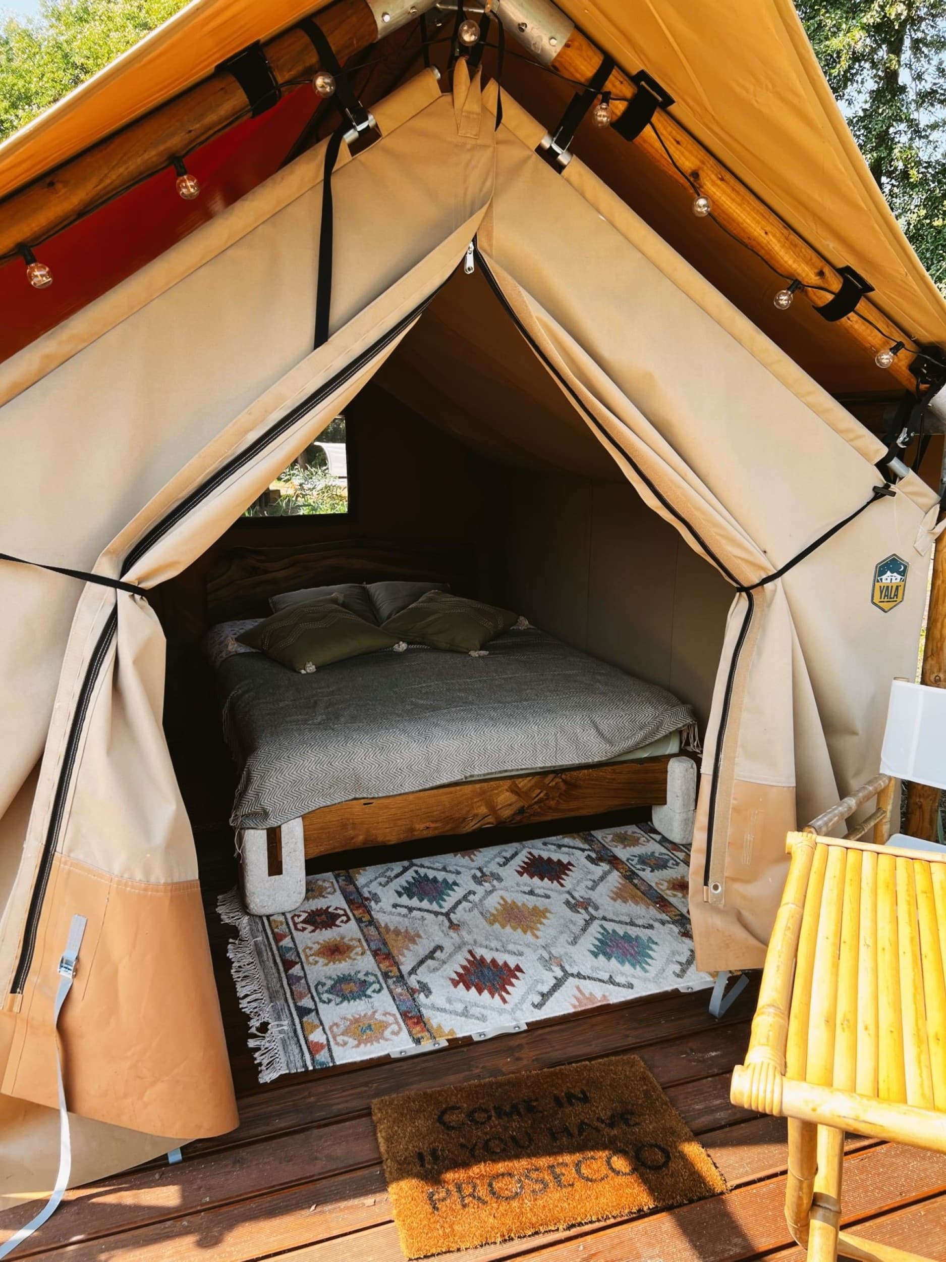 Romantyczny Pobyt w Namiocie na Wodzie (2 Noce, 2 Osoby) | Freedolina Glamping | Dormowo