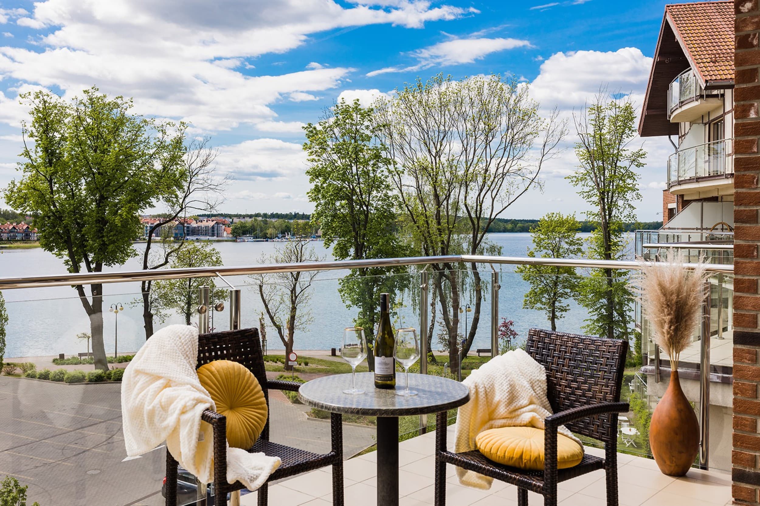 Pobyt na Mazurach (2 Noce, 2 Osoby) | Apartamenty Willa Port | Ostróda | Wyjątkowy Prezent
