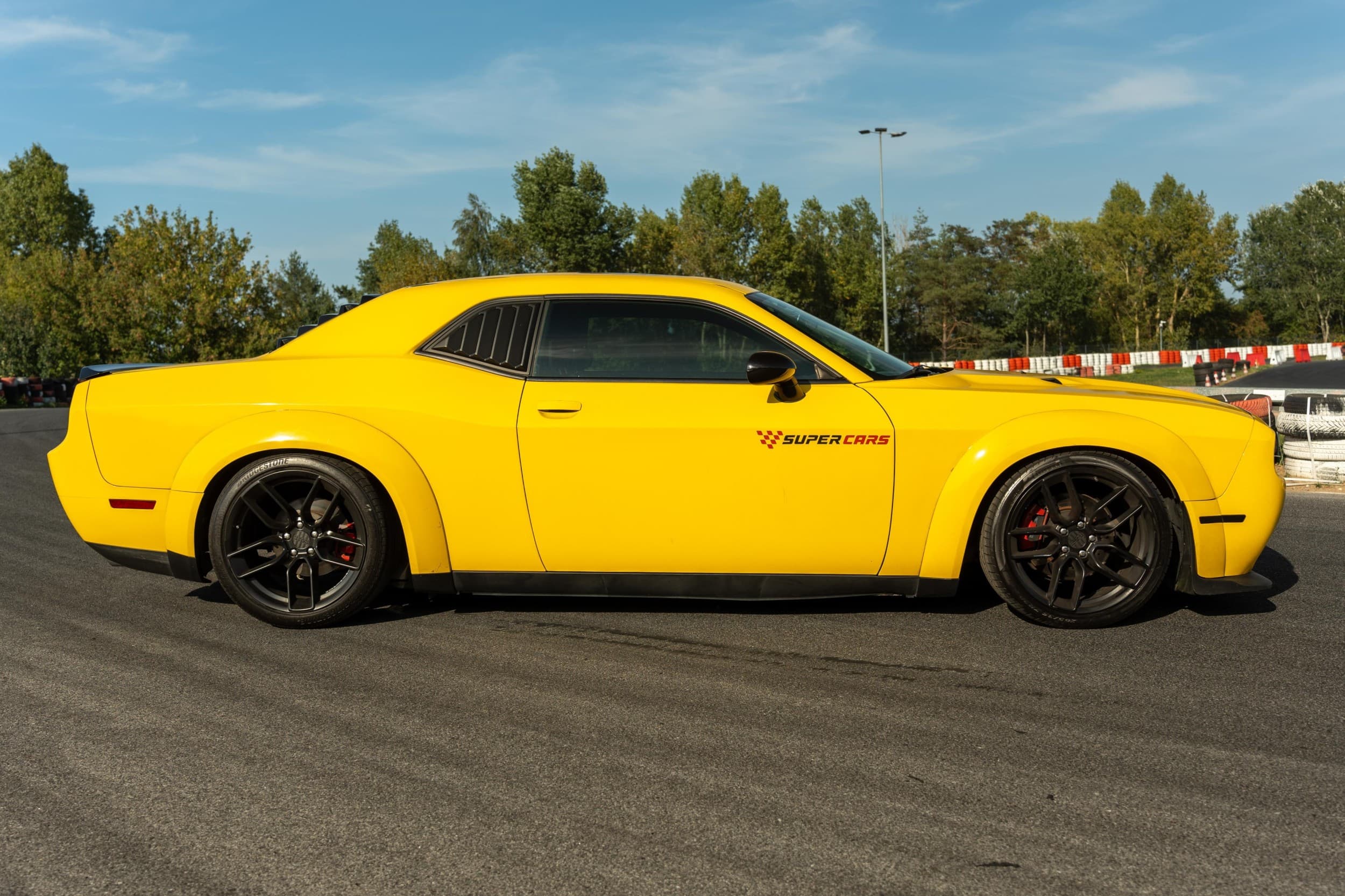 Jazda Dodge Challenger | 1 okrążenie | Wiele Lokalizacji | Wyjątkowy Prezent