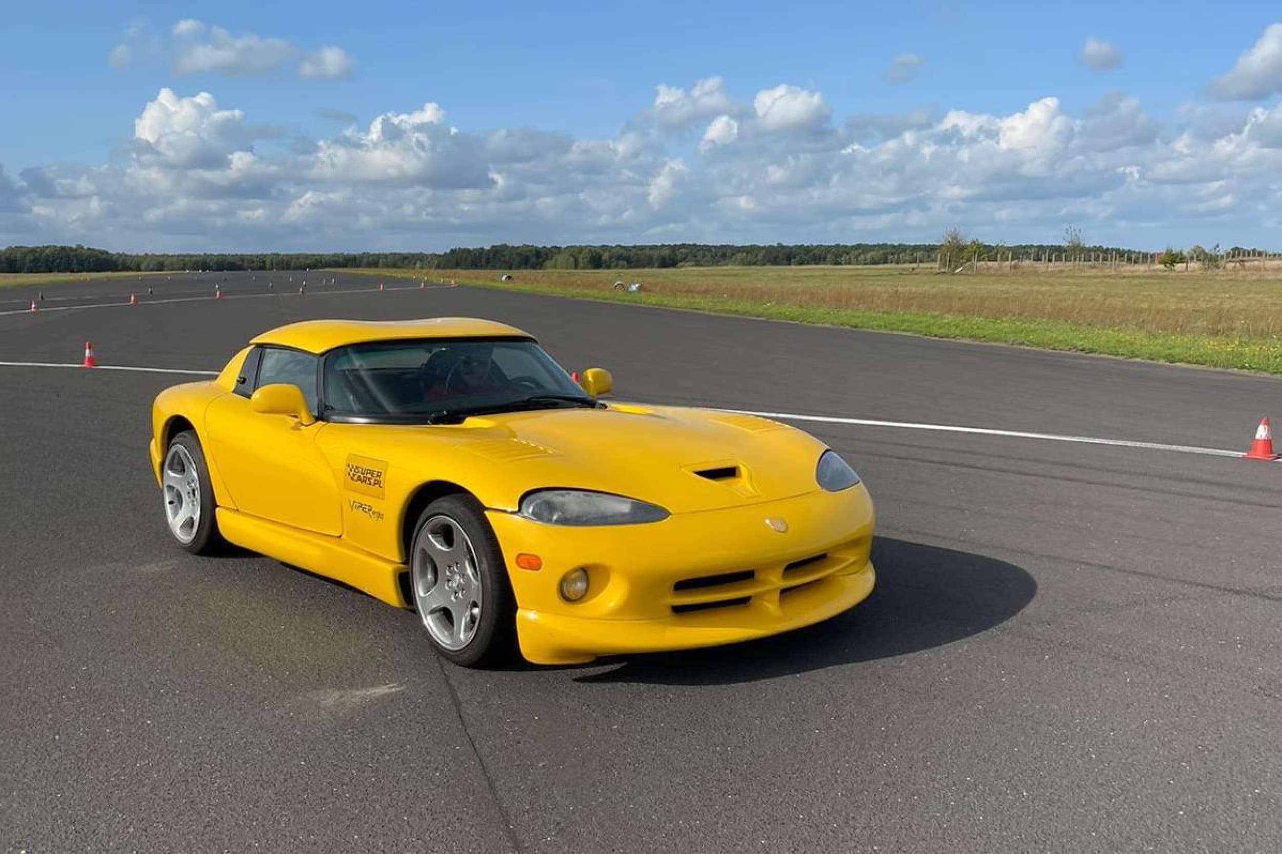 Pojedynek Ferrari F430 vs. Dodge Viper | 2 okrążenia | Wiele Lokalizacji | Wyjątkowy Prezent