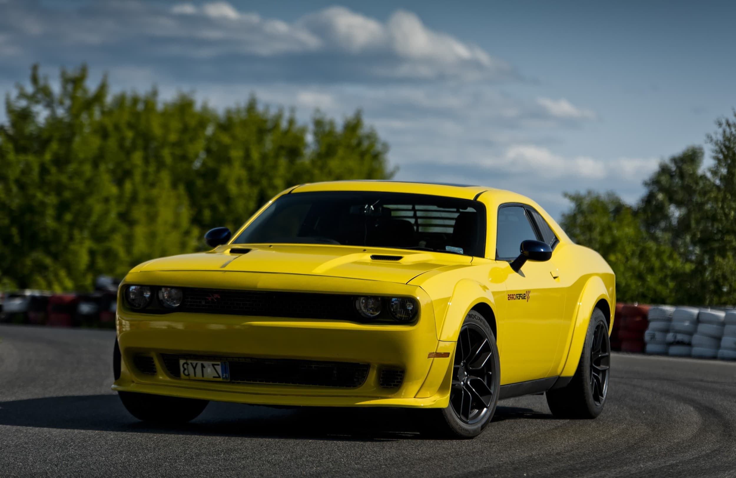 Jazda Dodge Challenger | 2 okrążenia | Wiele Lokalizacji | Wyjątkowy Prezent