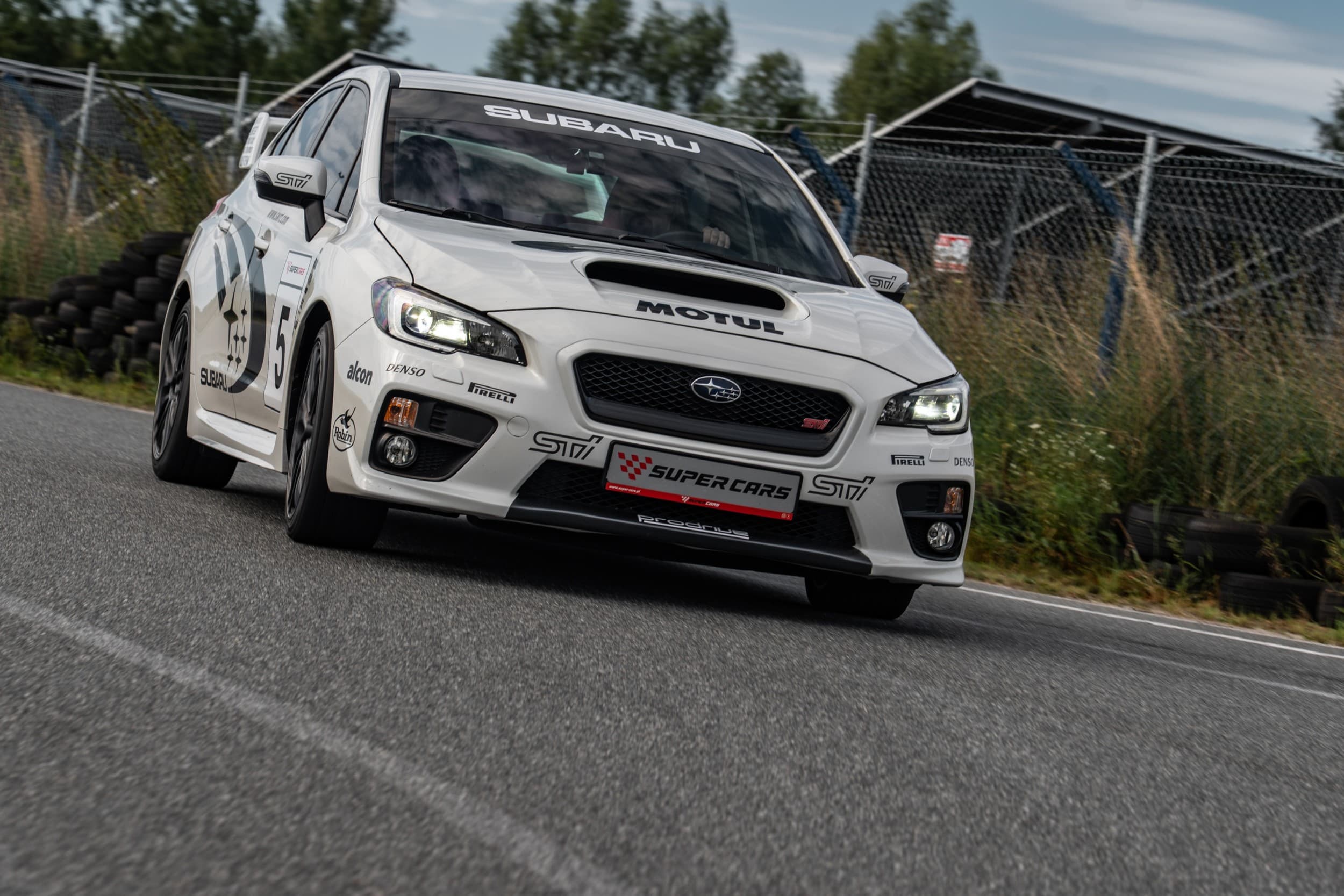 Pojedynek Subaru Impreza STI vs. Mitsubishi Lancer Evo 10 | 4 okrążenia | Wiele Lokalizacji | Wyjątkowy Prezent