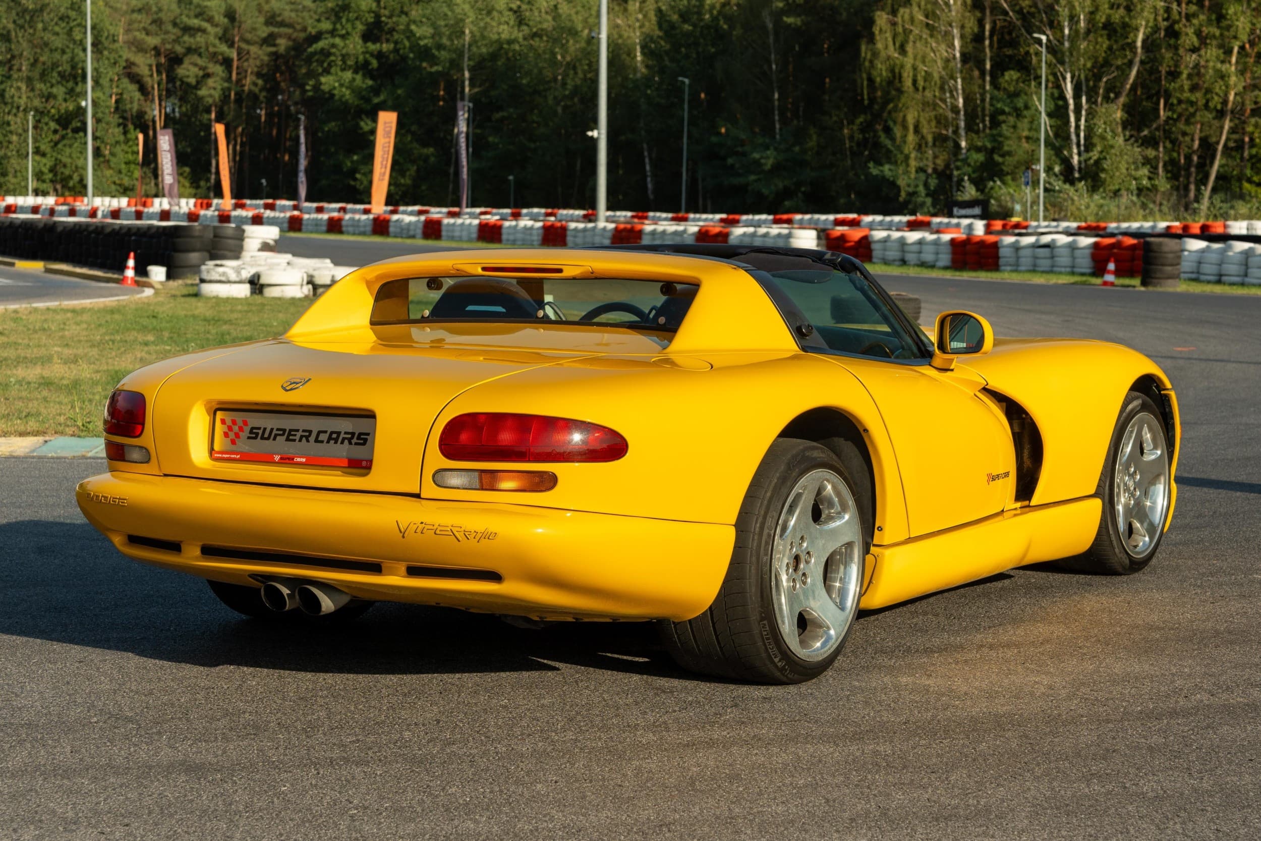Pojedynek Dodge Viper vs. Dodge Challenger | 4 okrążenia | Wiele Lokalizacji