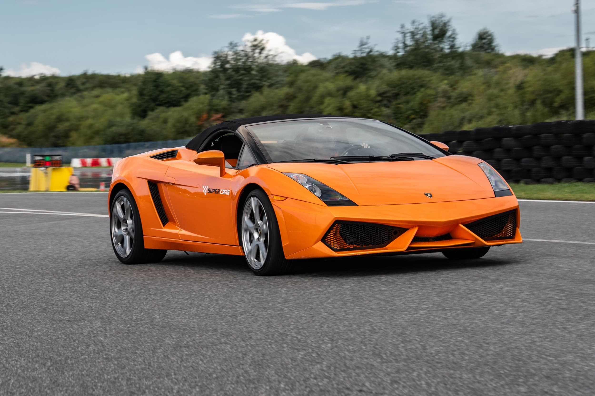 Pojedynek Lamborghini Gallardo vs. Audi R8 V10 | 4 okrążenia | Wiele Lokalizacji | Wyjątkowy Prezent