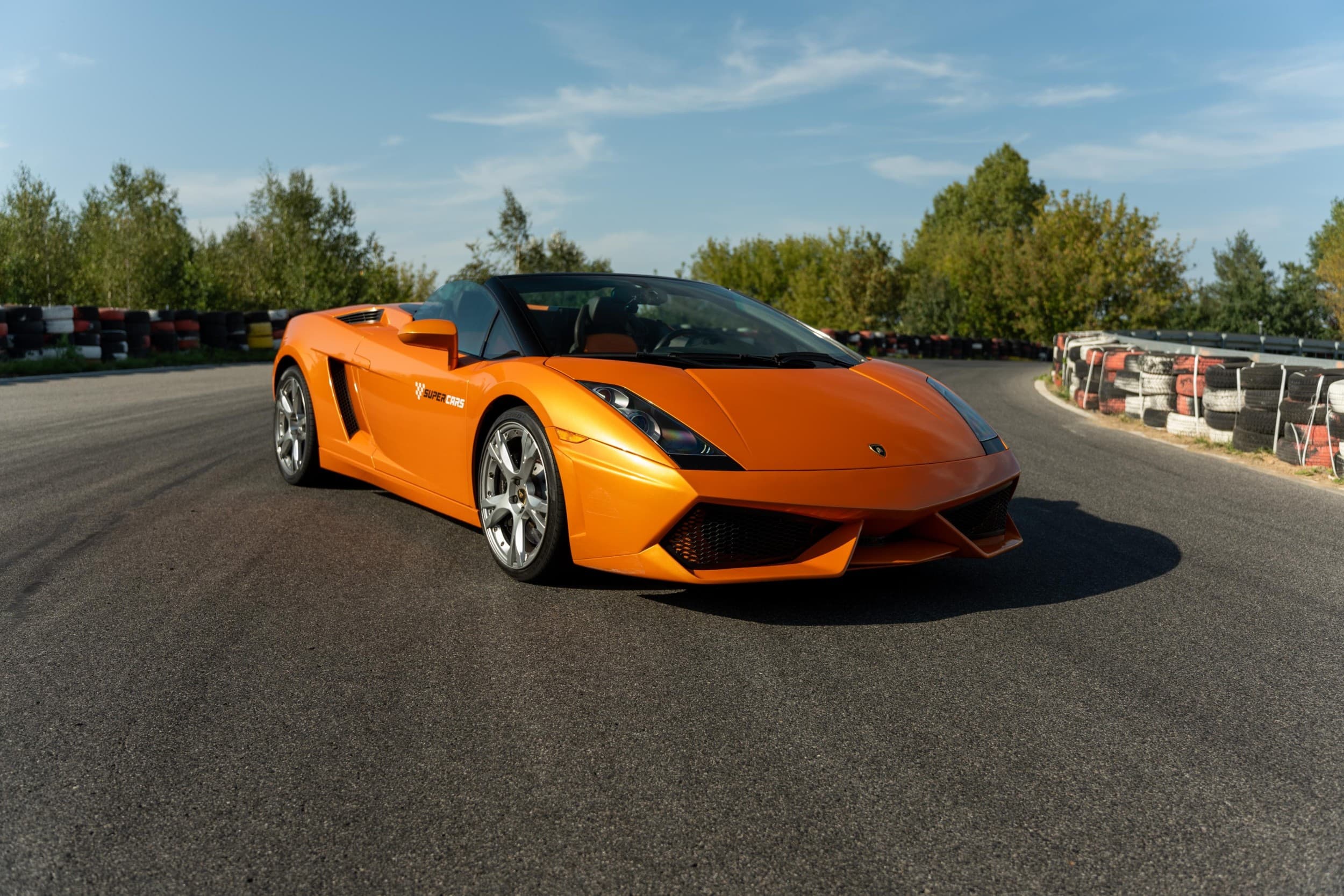 Pojedynek Lamborghini Gallardo vs. Nissan GTR | 4 okrążenia | Wiele Lokalizacji | Wyjątkowy Prezent