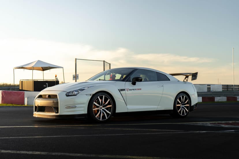 Pojedynek Ferrari F430 vs. Nissan GTR | 4 okrążenia | Wiele Lokalizacji